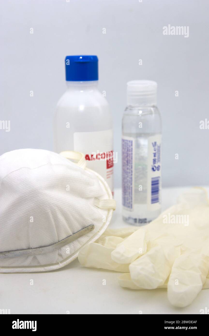 La vie est encore avec les éléments nécessaires pour prévenir la propagation et la transmission de maladies infectieuses, comme le masque, l'alcool, l'hydrogel, les mains. Banque D'Images