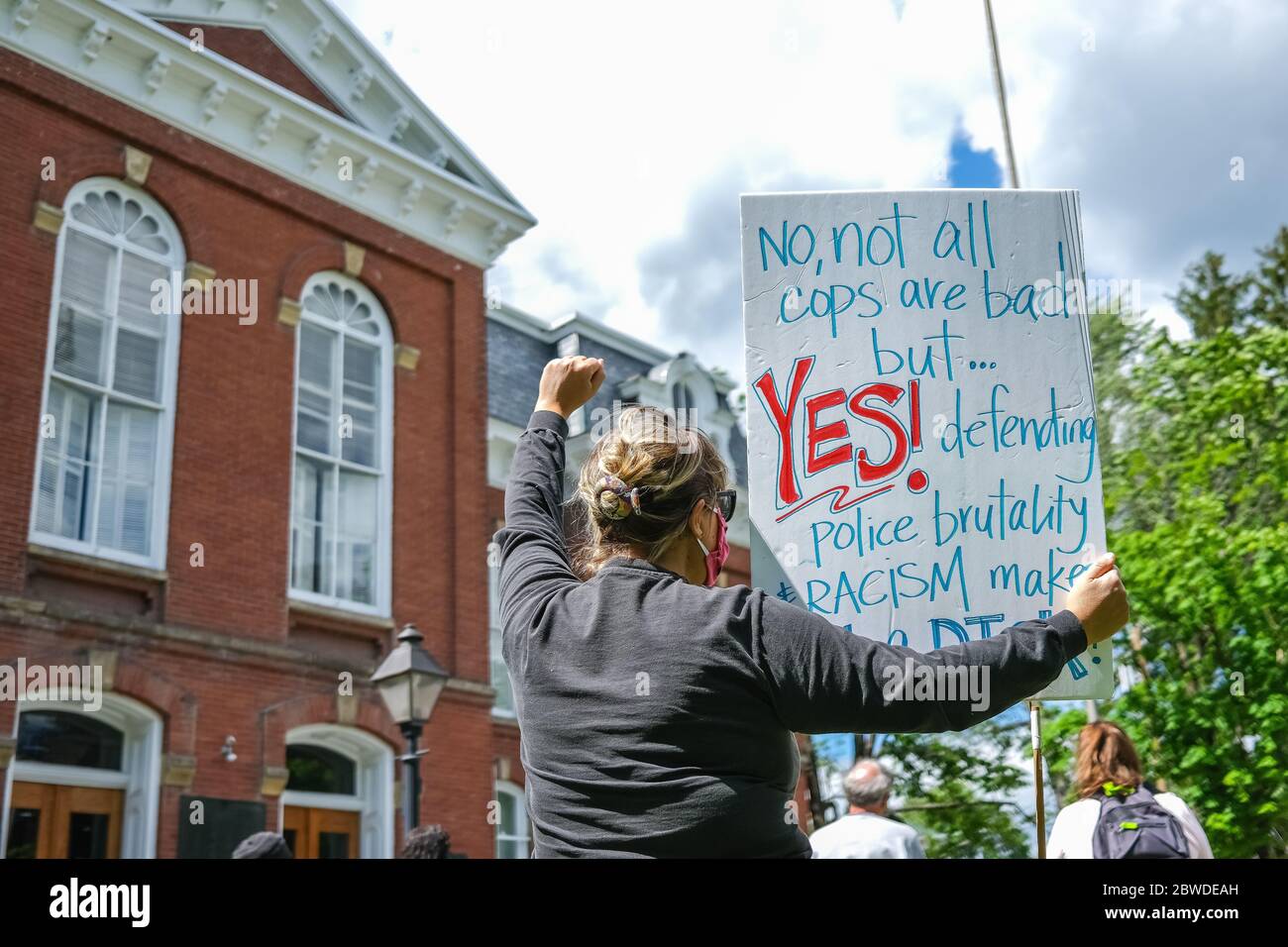 Une femme tient une pancarte à l'occasion d'une vigile de George Floyd en Pennsylvanie. Derek Chauvin, policier blanc, a été étriculé sur le cou de George Floyd, ce qui a conduit à sa mort lors d'une arrestation dans la ville américaine de Minneapolis le 25 mai. Banque D'Images