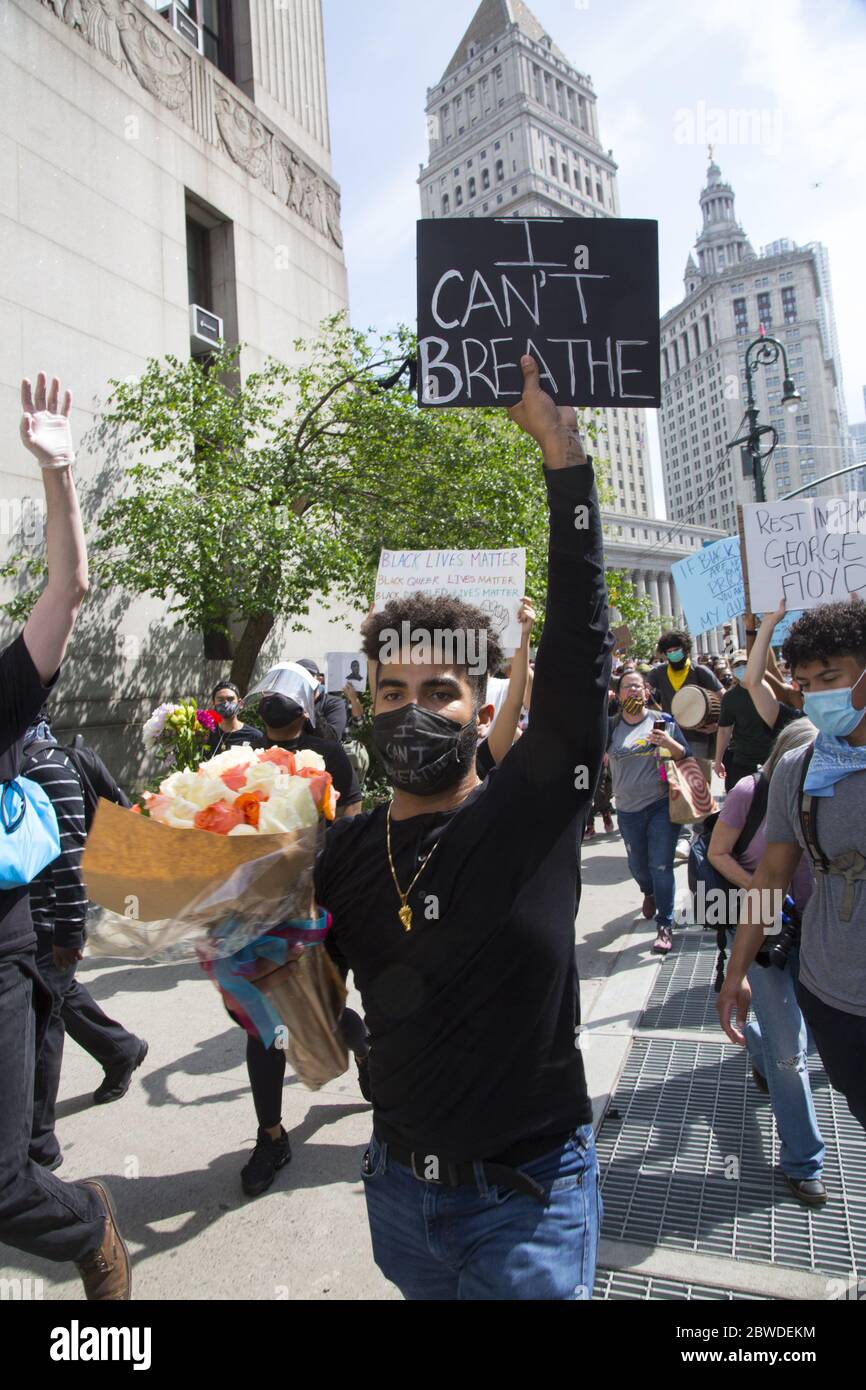 Manifestation et marche à New York pour envoyer un message que le meurtre de Noirs par la police ne peut pas continuer. Le meurtre de George Floyd à Minneapolis par un policier manifestement mentalement perturbé n'aurait jamais dû se produire. L'ensemble du système judiciaire aux États-Unis a tourné la tête une fois trop. Banque D'Images