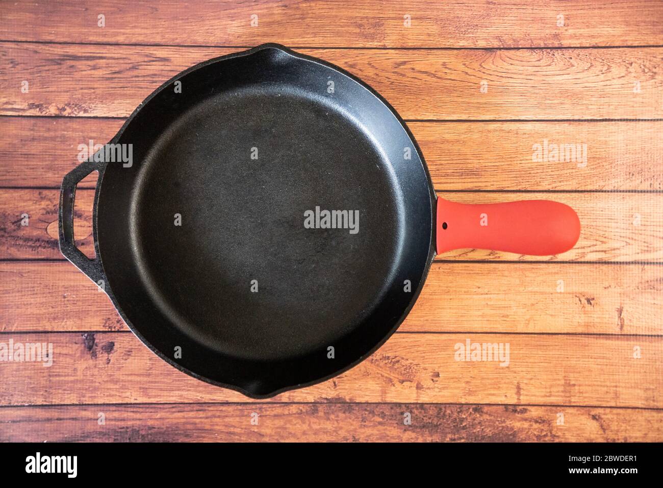 Silicone poignée de poêle chaude support de couvercle - accessoire de cuisine isolant protège les mains des poignées de poêle chaude. Silicone résistant à la chaleur crée l'insulatine Banque D'Images