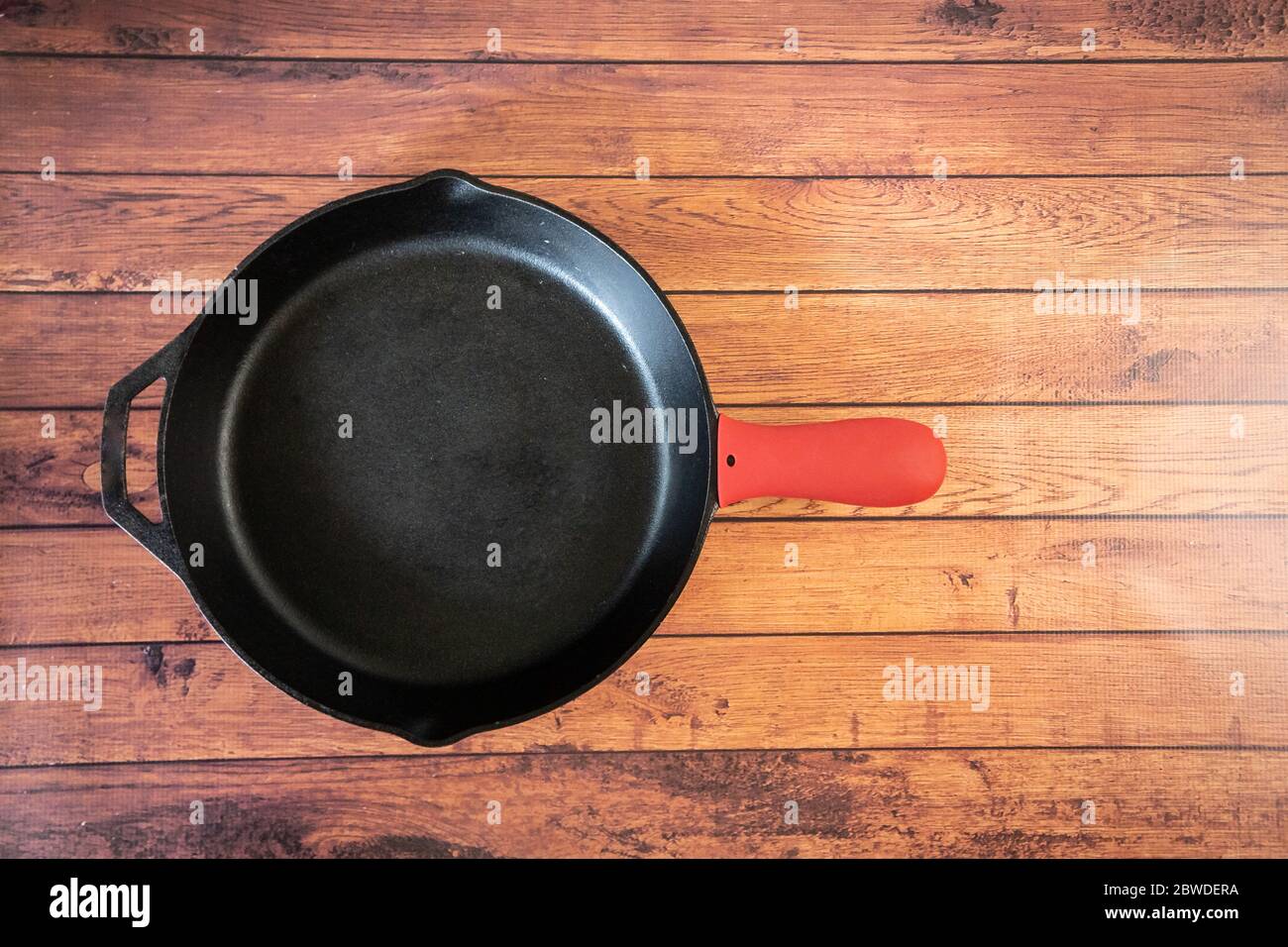 Silicone poignée de poêle chaude support de couvercle - accessoire de cuisine isolant protège les mains des poignées de poêle chaude. Silicone résistant à la chaleur crée l'insulatine Banque D'Images