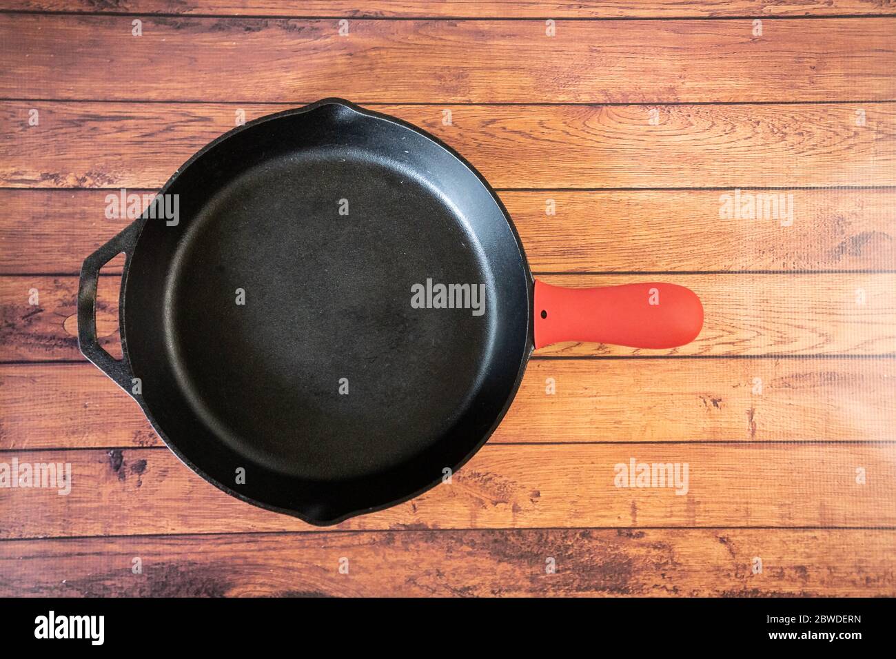 Silicone poignée de poêle chaude support de couvercle - accessoire de cuisine isolant protège les mains des poignées de poêle chaude. Silicone résistant à la chaleur crée l'insulatine Banque D'Images