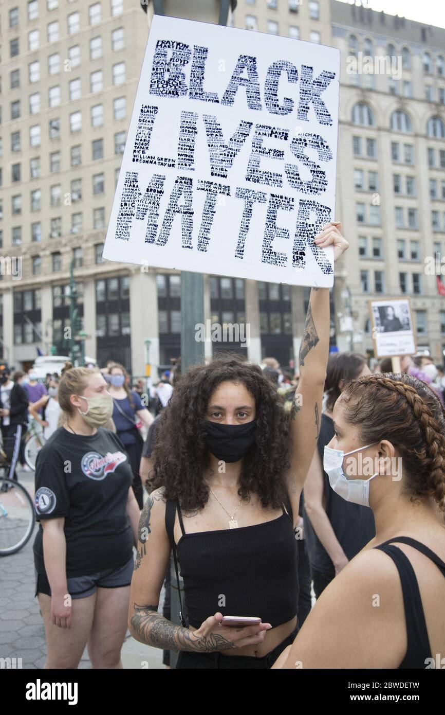 Manifestation et marche à New York pour envoyer un message que le meurtre de Noirs par la police ne peut pas continuer. Le meurtre de George Floyd à Minneapolis par un policier manifestement mentalement perturbé n'aurait jamais dû se produire. L'ensemble du système judiciaire aux États-Unis a tourné la tête une fois trop. Banque D'Images