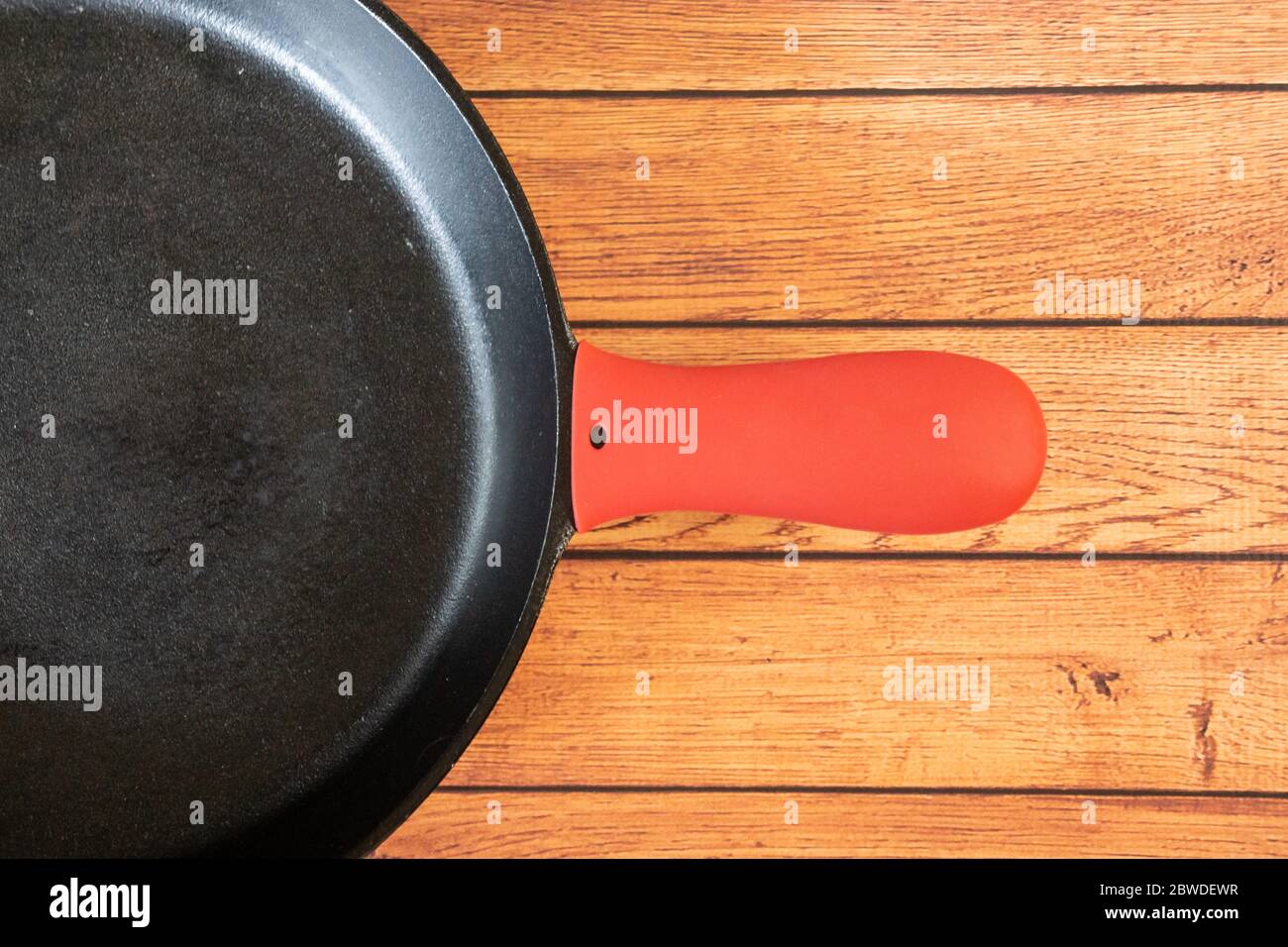 Silicone poignée de poêle chaude support de couvercle - accessoire de cuisine isolant protège les mains des poignées de poêle chaude. Silicone résistant à la chaleur crée l'insulatine Banque D'Images