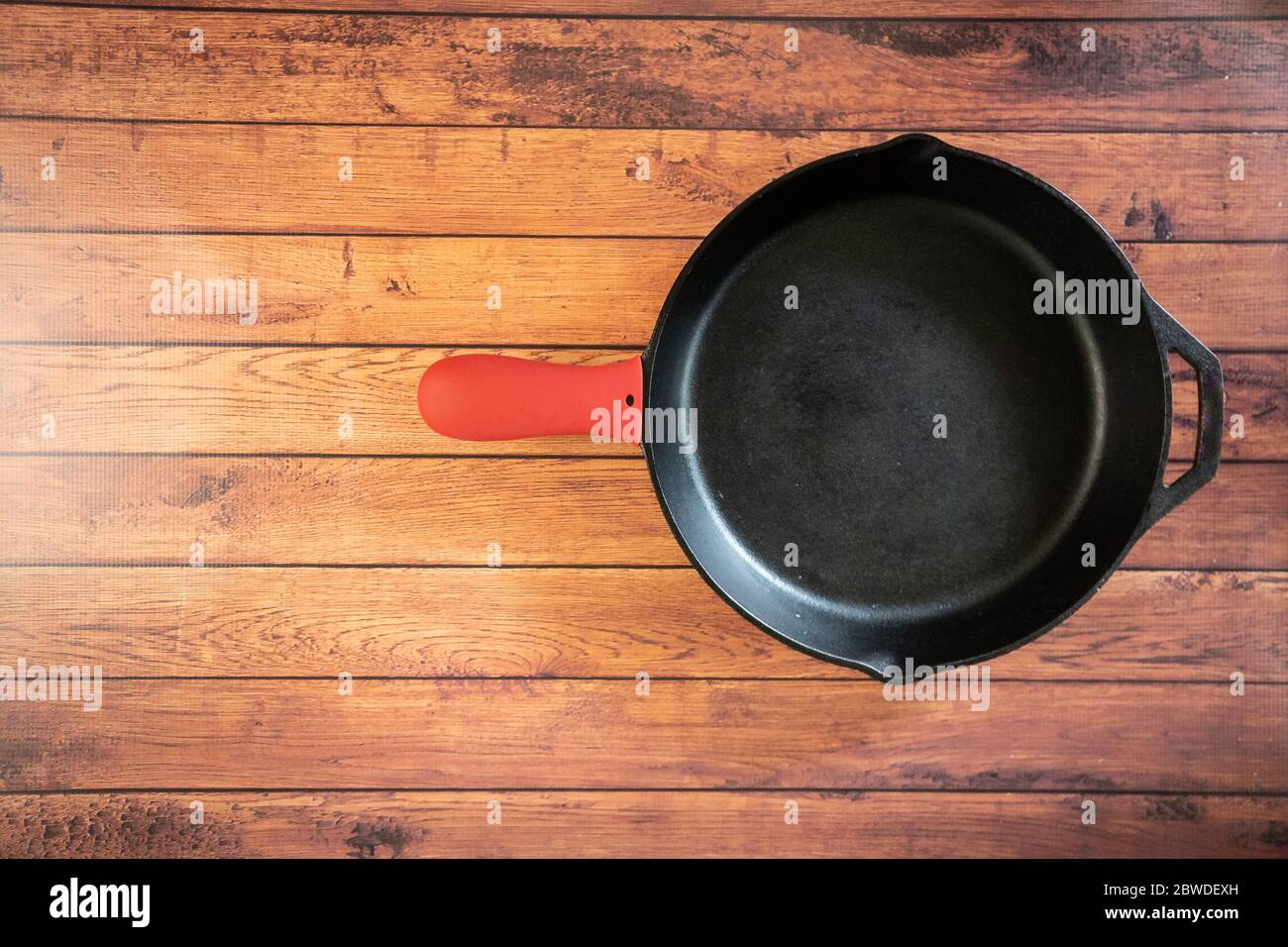 Silicone poignée de poêle chaude support de couvercle - accessoire de cuisine isolant protège les mains des poignées de poêle chaude. Silicone résistant à la chaleur crée l'insulatine Banque D'Images