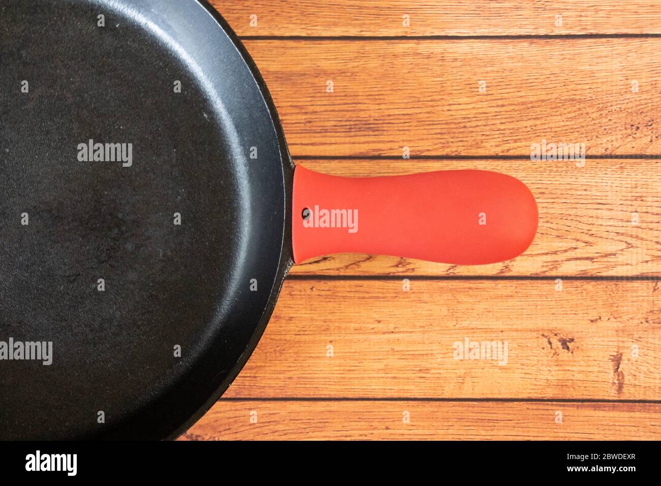 Silicone poignée de poêle chaude support de couvercle - accessoire de cuisine isolant protège les mains des poignées de poêle chaude. Silicone résistant à la chaleur crée l'insulatine Banque D'Images