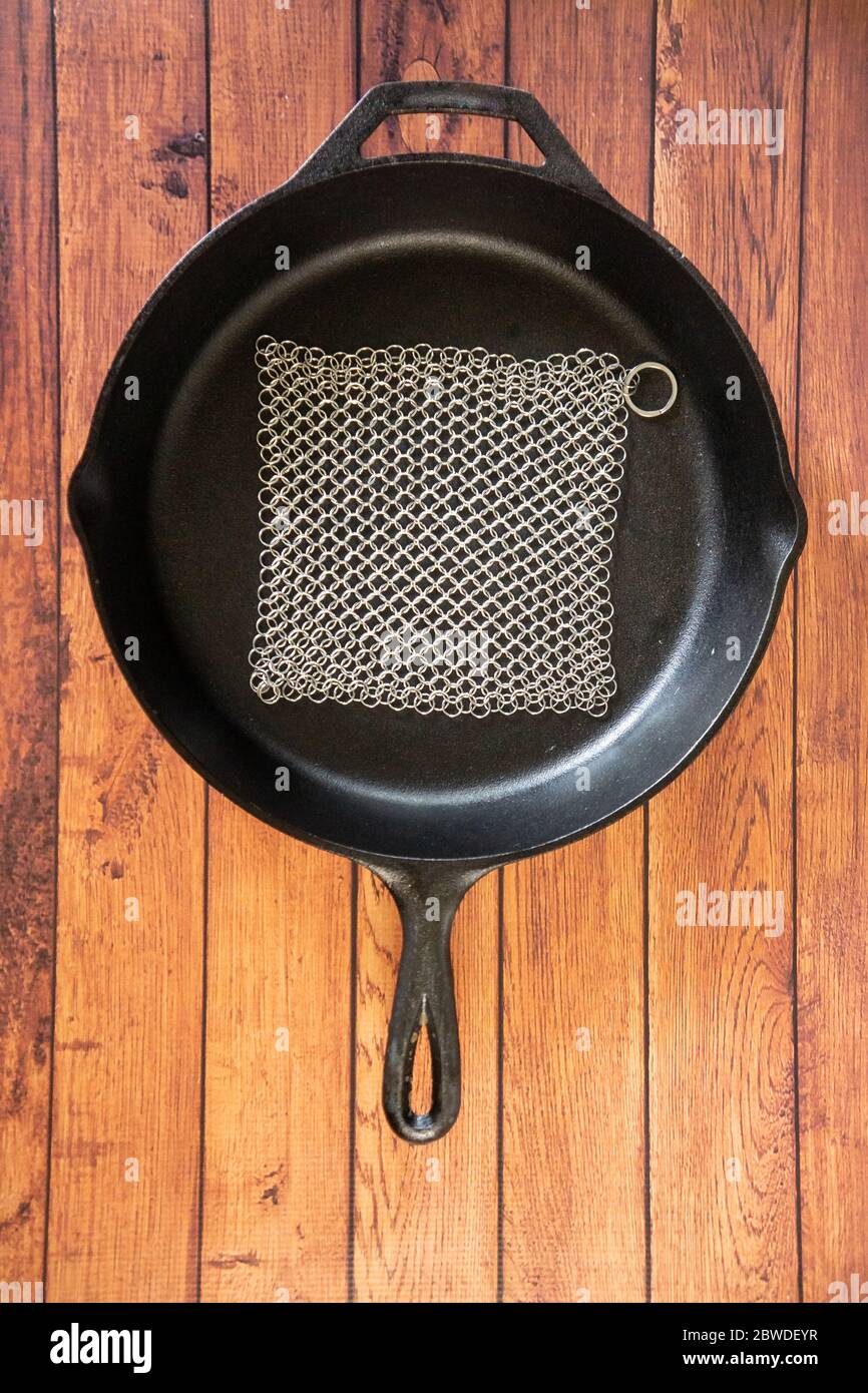 Petit épurateur de courrier en anneau - pour les ustensiles de cuisine en fonte, en acier inoxydable, anodisé dur et autres casseroles et poêles. Pour récipients en fonte, fours hollandais, Banque D'Images