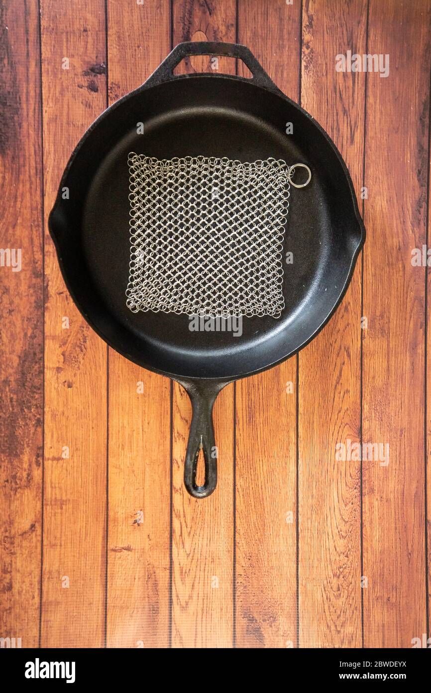 Petit épurateur de courrier en anneau - pour les ustensiles de cuisine en fonte, en acier inoxydable, anodisé dur et autres casseroles et poêles. Pour récipients en fonte, fours hollandais, Banque D'Images