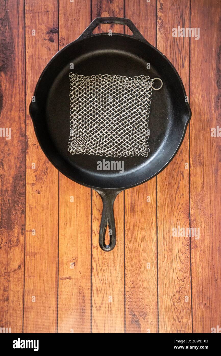 Petit épurateur de courrier en anneau - pour les ustensiles de cuisine en fonte, en acier inoxydable, anodisé dur et autres casseroles et poêles. Pour récipients en fonte, fours hollandais, Banque D'Images