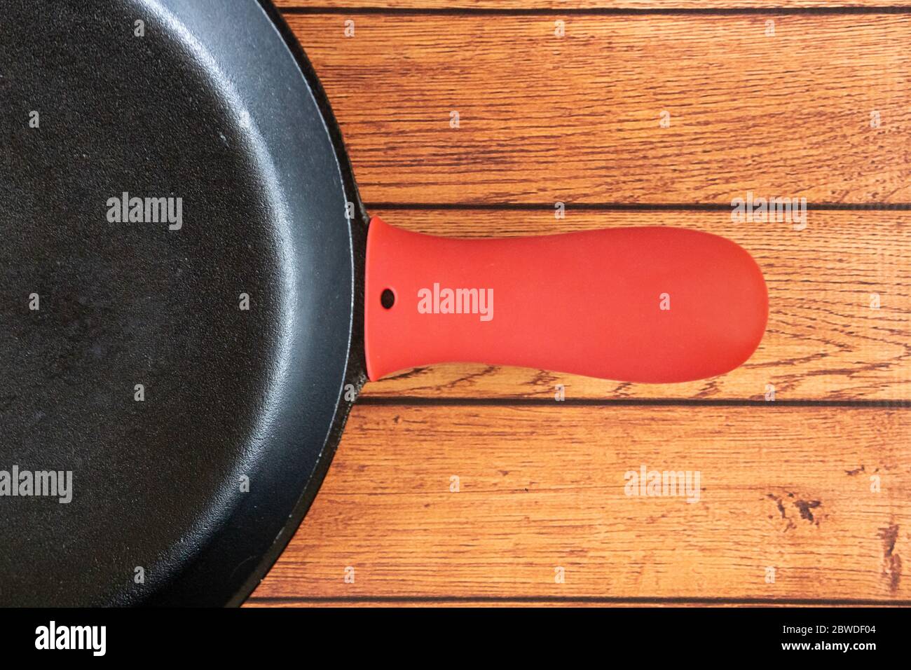 Silicone poignée de poêle chaude support de couvercle - accessoire de cuisine isolant protège les mains des poignées de poêle chaude. Silicone résistant à la chaleur crée l'insulatine Banque D'Images