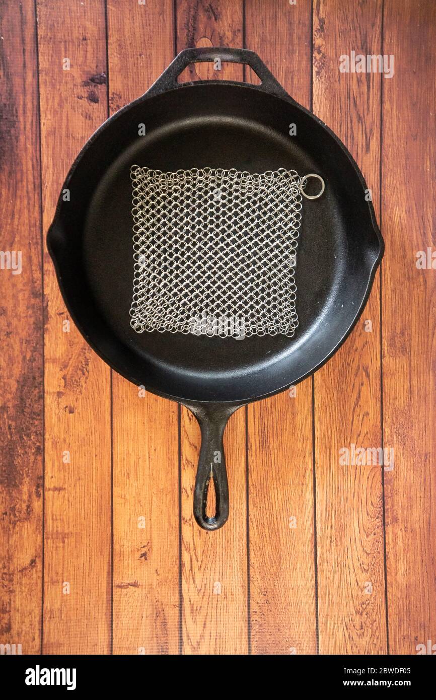 Petit épurateur de courrier en anneau - pour les ustensiles de cuisine en fonte, en acier inoxydable, anodisé dur et autres casseroles et poêles. Pour récipients en fonte, fours hollandais, Banque D'Images