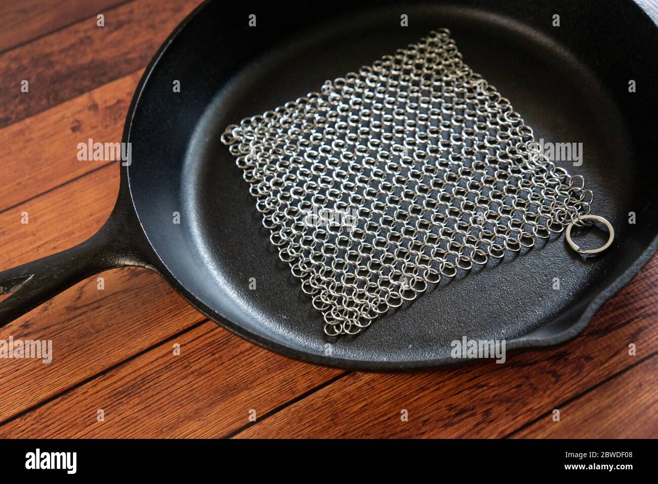 Petit épurateur de courrier en anneau - pour les ustensiles de cuisine en fonte, en acier inoxydable, anodisé dur et autres casseroles et poêles. Pour récipients en fonte, fours hollandais, Banque D'Images