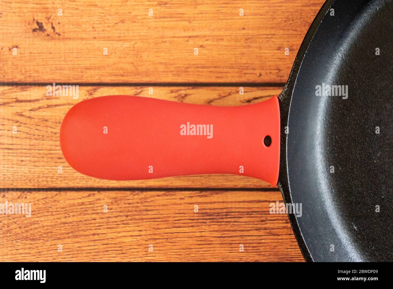 Silicone poignée de poêle chaude support de couvercle - accessoire de cuisine isolant protège les mains des poignées de poêle chaude. Silicone résistant à la chaleur crée l'insulatine Banque D'Images