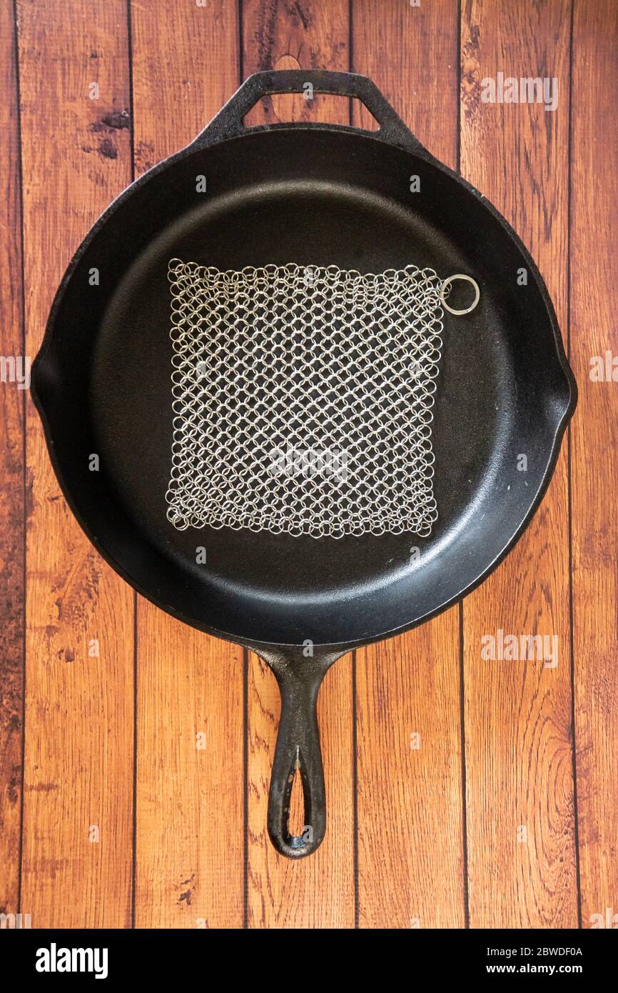 Petit épurateur de courrier en anneau - pour les ustensiles de cuisine en fonte, en acier inoxydable, anodisé dur et autres casseroles et poêles. Pour récipients en fonte, fours hollandais, Banque D'Images