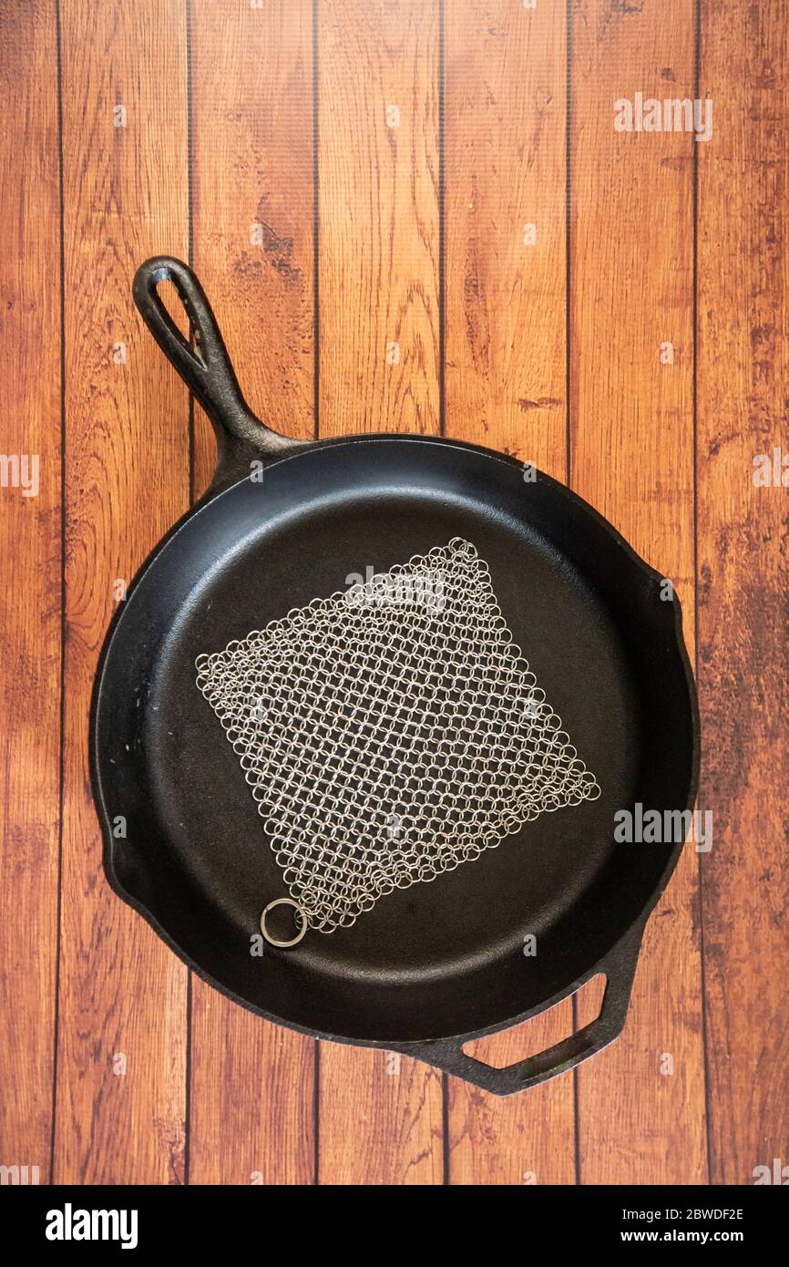 Petit épurateur de courrier en anneau - pour les ustensiles de cuisine en fonte, en acier inoxydable, anodisé dur et autres casseroles et poêles. Pour récipients en fonte, fours hollandais, Banque D'Images