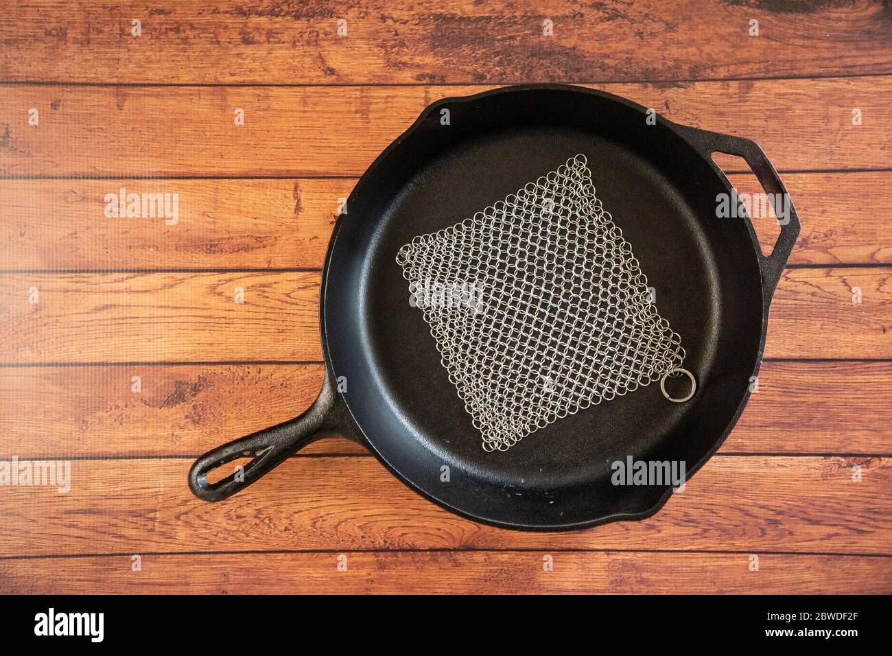 Petit épurateur de courrier en anneau - pour les ustensiles de cuisine en fonte, en acier inoxydable, anodisé dur et autres casseroles et poêles. Pour récipients en fonte, fours hollandais, Banque D'Images