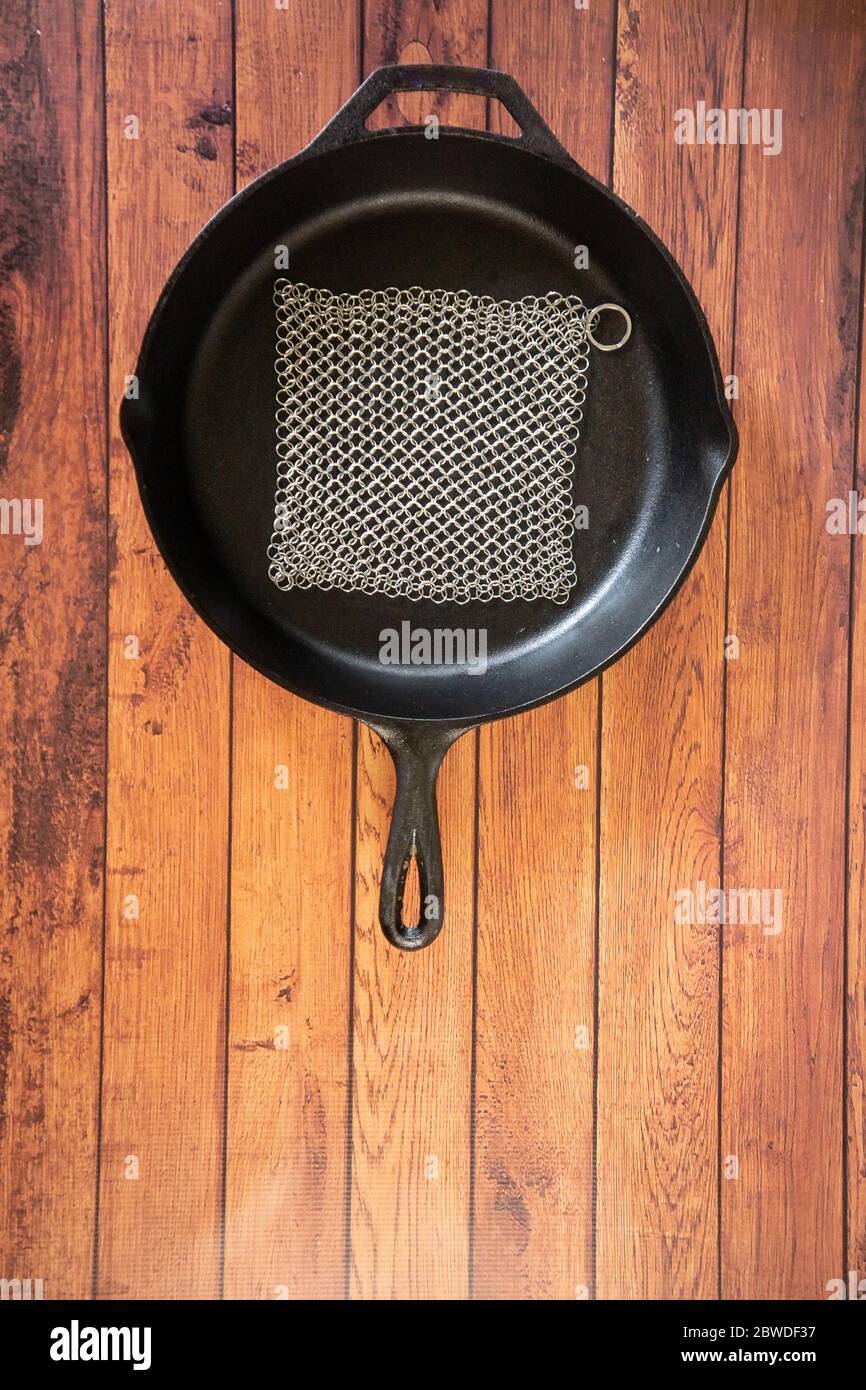 Petit épurateur de courrier en anneau - pour les ustensiles de cuisine en fonte, en acier inoxydable, anodisé dur et autres casseroles et poêles. Pour récipients en fonte, fours hollandais, Banque D'Images