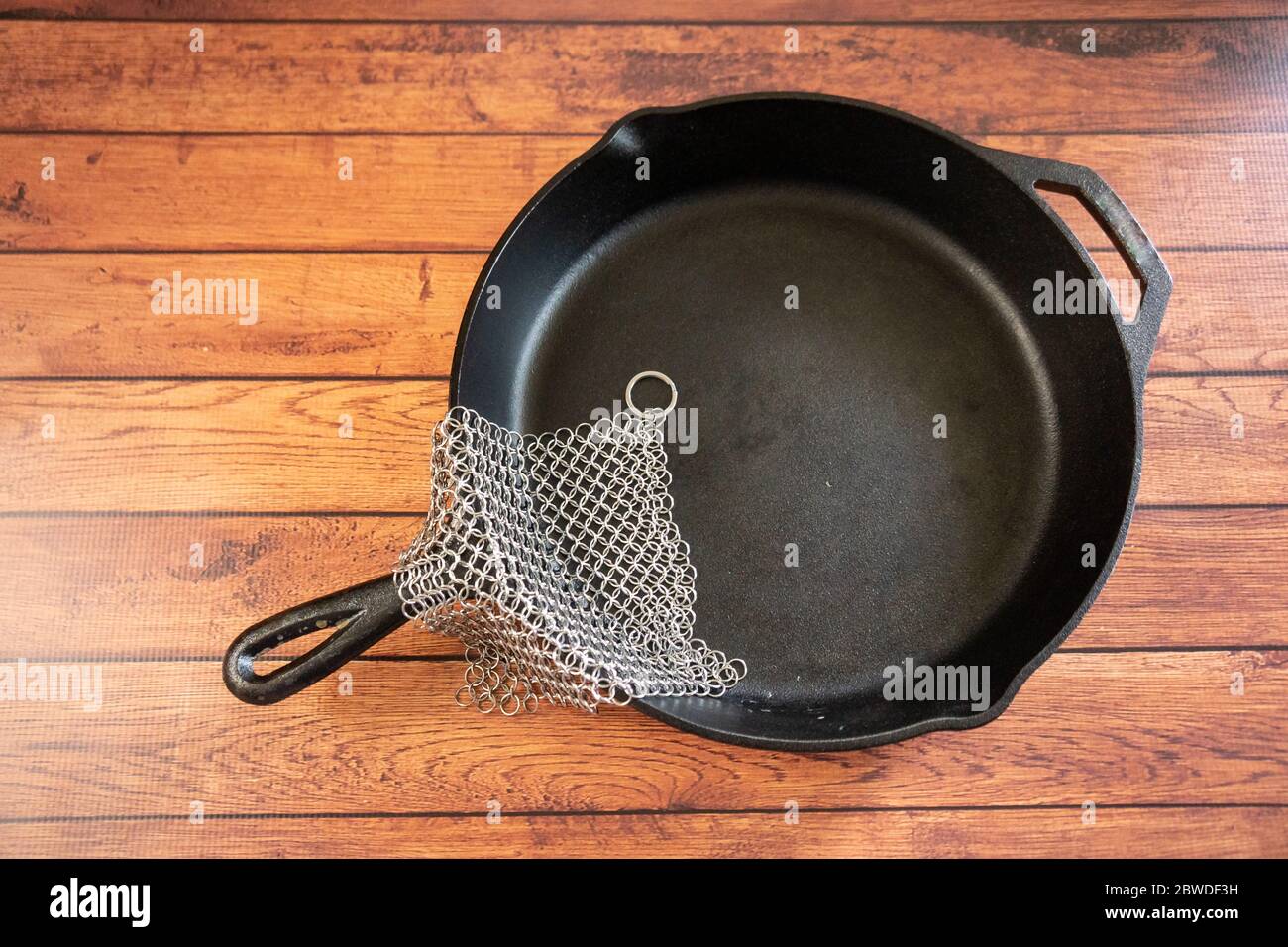 Petit épurateur de courrier en anneau - pour les ustensiles de cuisine en fonte, en acier inoxydable, anodisé dur et autres casseroles et poêles. Pour récipients en fonte, fours hollandais, Banque D'Images