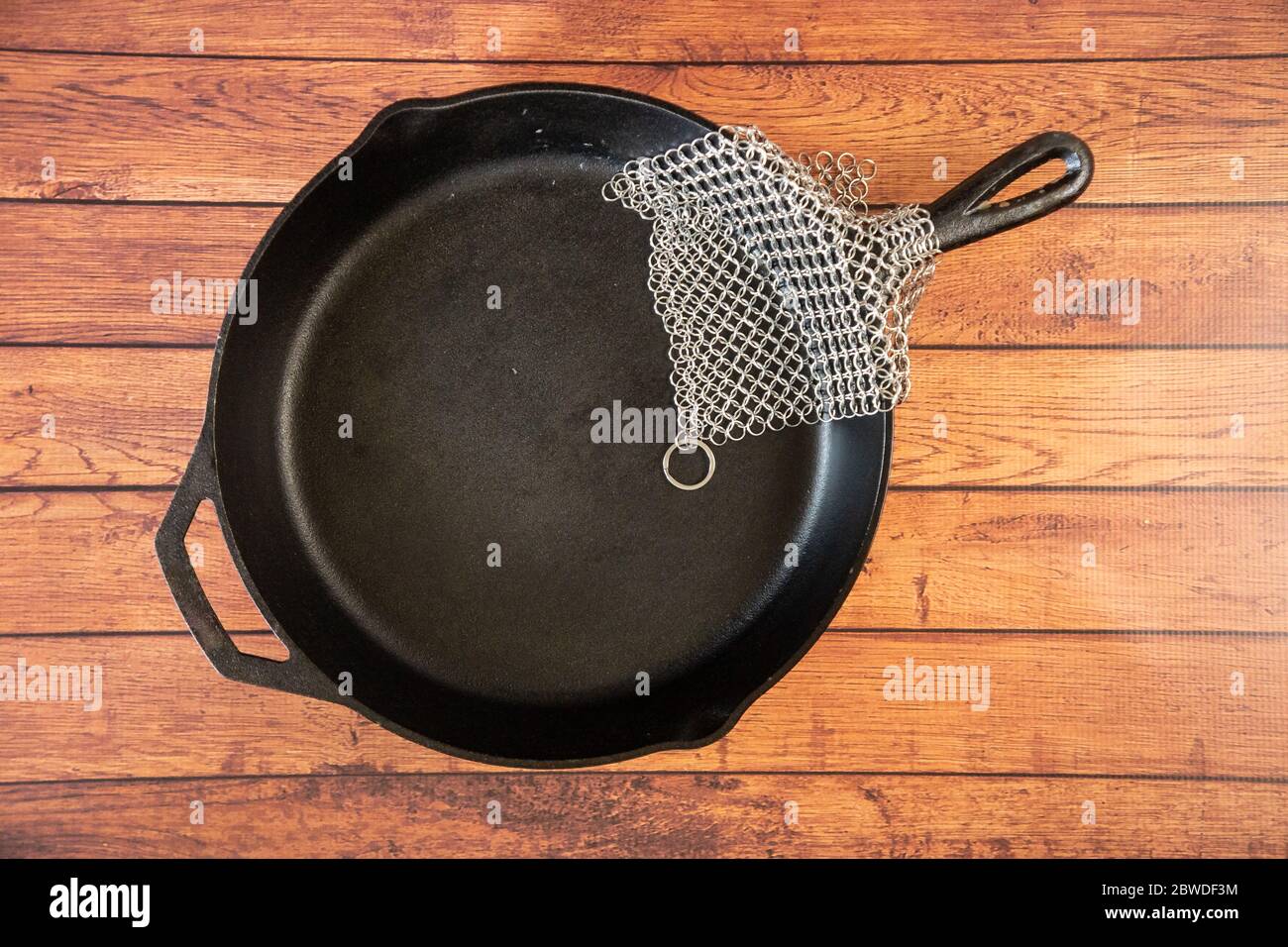 Petit épurateur de courrier en anneau - pour les ustensiles de cuisine en fonte, en acier inoxydable, anodisé dur et autres casseroles et poêles. Pour récipients en fonte, fours hollandais, Banque D'Images