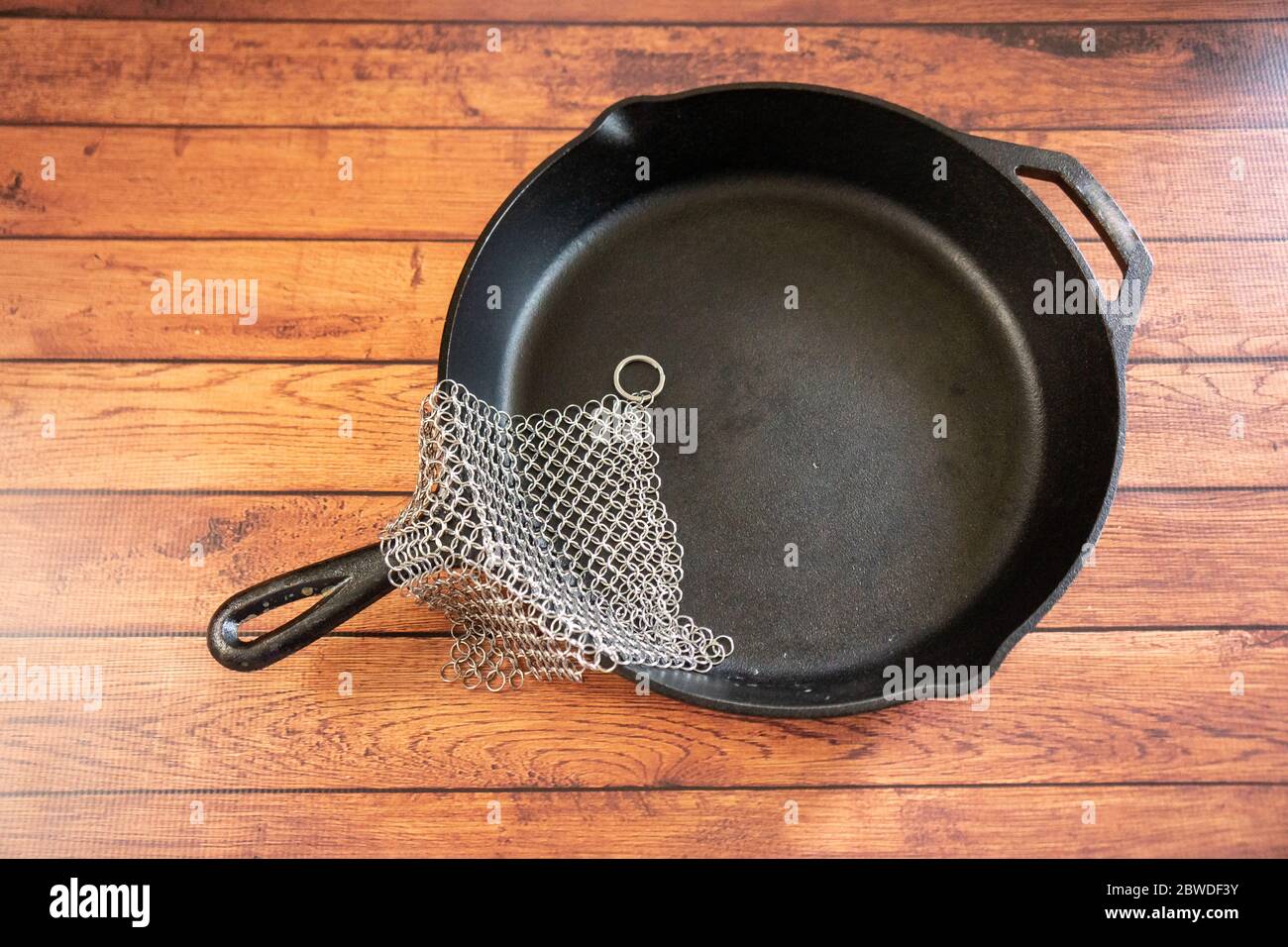Petit épurateur de courrier en anneau - pour les ustensiles de cuisine en fonte, en acier inoxydable, anodisé dur et autres casseroles et poêles. Pour récipients en fonte, fours hollandais, Banque D'Images