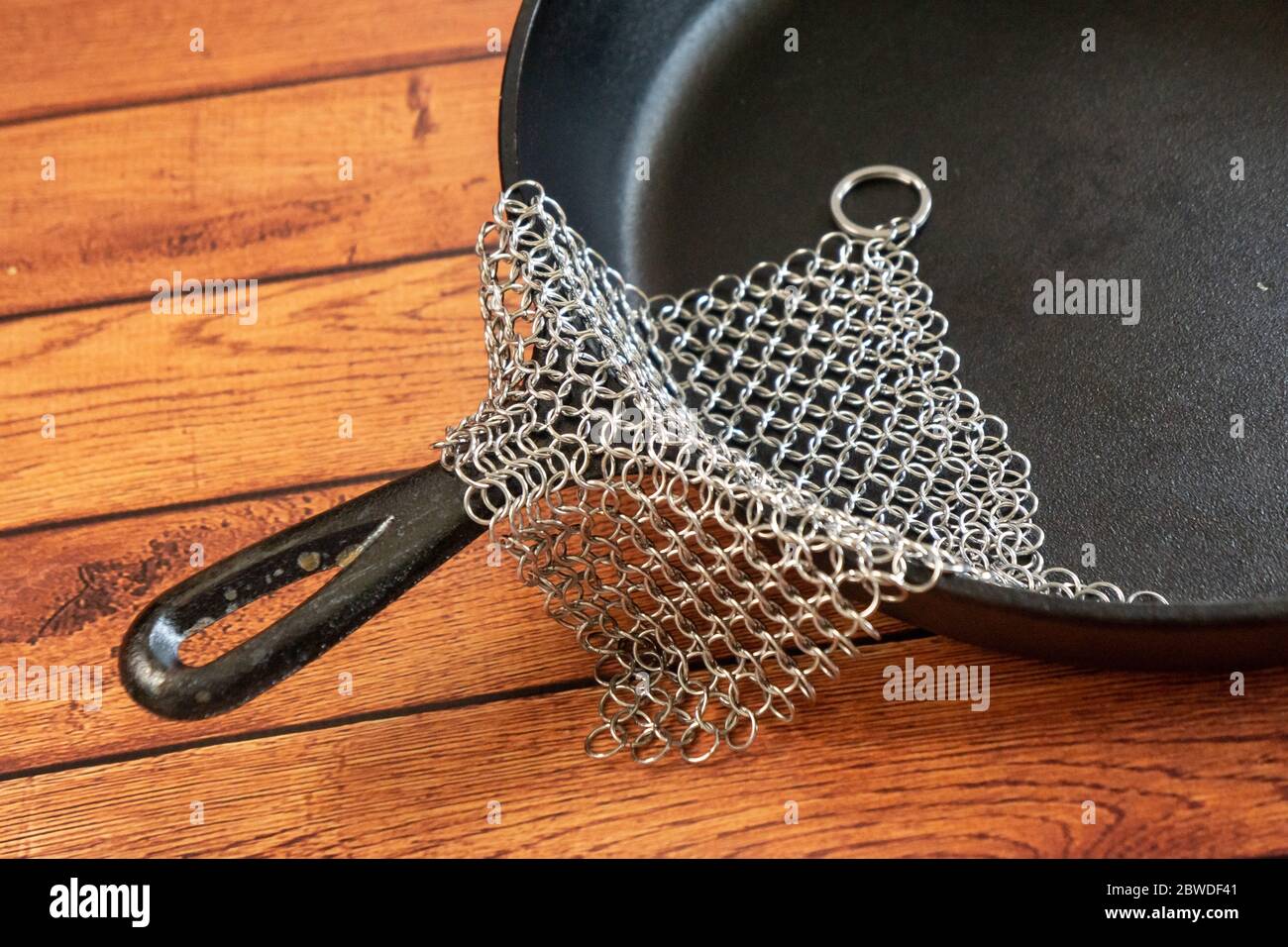 Petit épurateur de courrier en anneau - pour les ustensiles de cuisine en fonte, en acier inoxydable, anodisé dur et autres casseroles et poêles. Pour récipients en fonte, fours hollandais, Banque D'Images