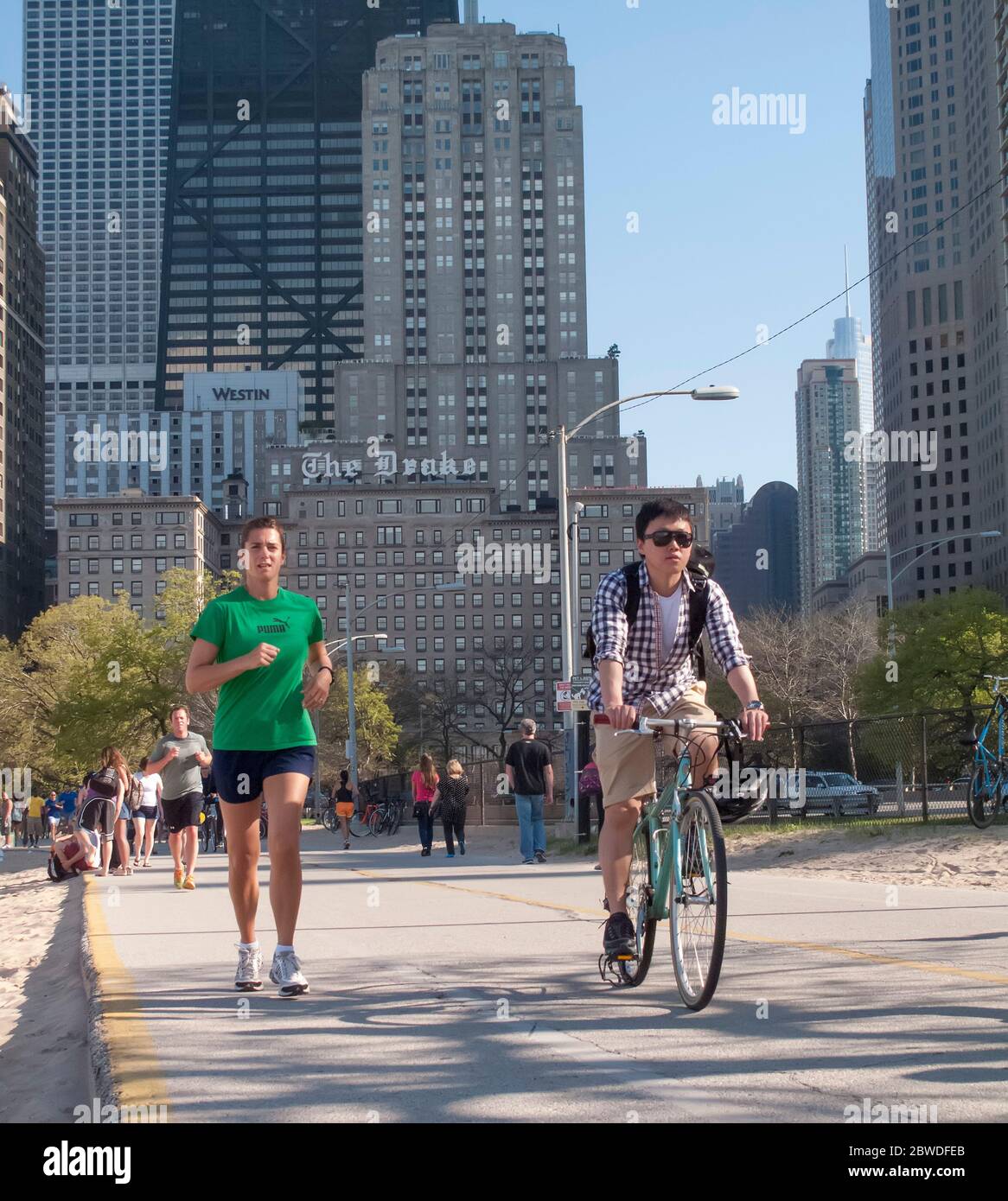 Joggeurs et cycliste sur North Lakeshore Drive, Chicago, Illinois, États-Unis Banque D'Images