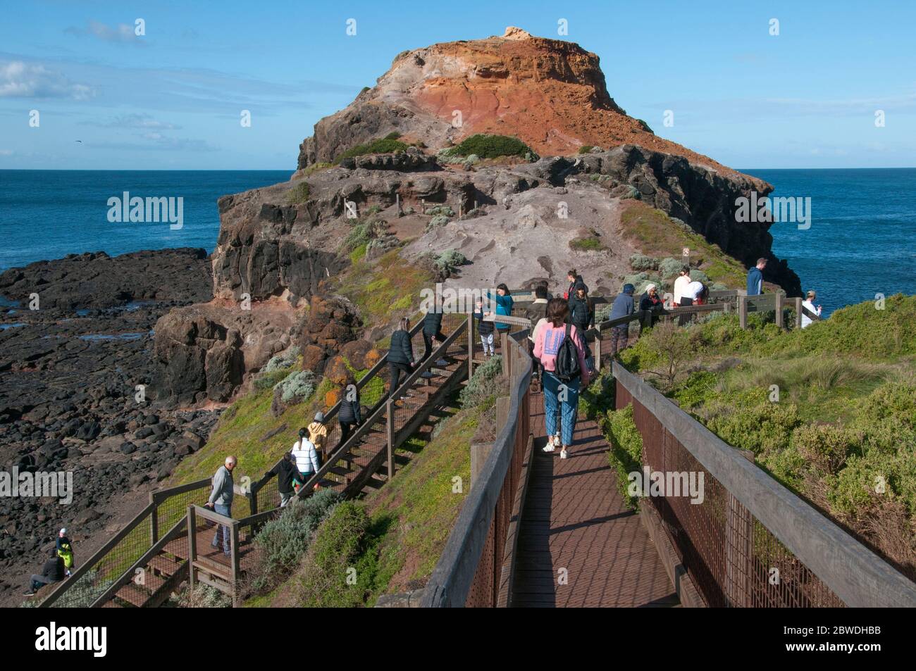 Les habitants de Victoria, en Australie, ont pris l'avance sur les règlements relaxés de distance sociale et un week-end ensoleillé pour affluer dans un parc national côtier populaire à proximité du grand Melbourne. De telles sorties sont maintenant interdites par les restrictions de l'État 4 (août 2020). Banque D'Images