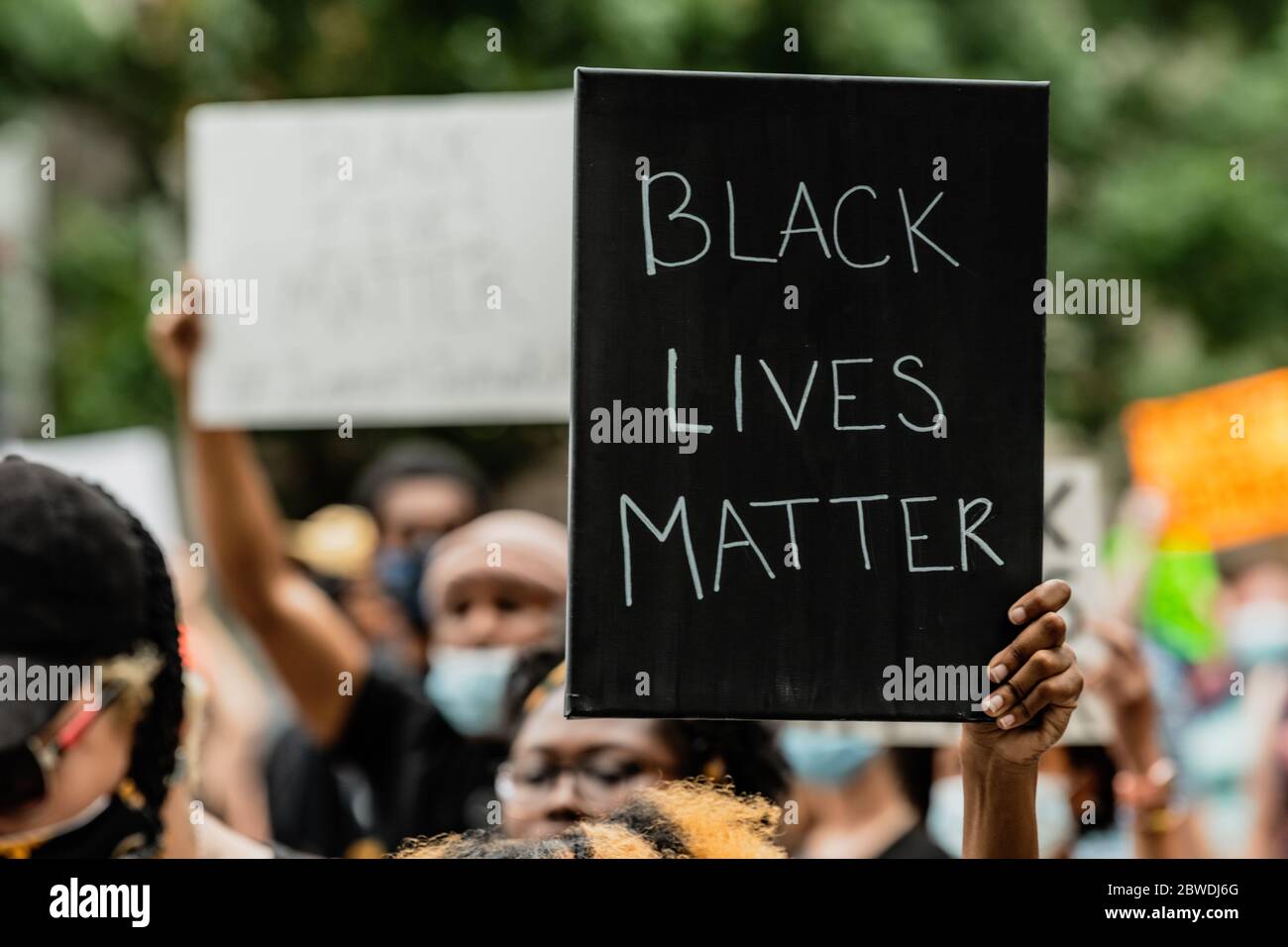 Columbia, Caroline du Sud - États-Unis - 30 mai 2020 : les manifestants défilent de l'hôtel de ville de Columbia à la maison d'État de Caroline du Sud pour protester contre la brutalité policière contre les minorités et la mort de George Floyd. George Floyd a été tué le 25 mai 2020 à Minneapolis, MN, alors qu'il était en garde à vue pendant que les spectateurs regardaient pendant qu'il avait lutté pour respirer. Banque D'Images
