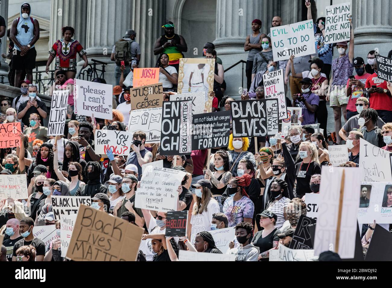 Columbia, Caroline du Sud - États-Unis - 30 mai 2020 : les manifestants de Caroline du Sud tiennent un rassemblement à la South Carolina State House pour protester contre la brutalité policière contre les minorités et la mort récente de George Floyd. George Floyd a été tué le 25 mai 2020 à Minneapolis, MN, alors qu'il était en garde à vue. Les spectateurs regardaient Floyd exprimer sa difficulté à respirer tandis que l'officier Derek Chauvin se mit à genoux sur son cou pendant neuf minutes. Banque D'Images