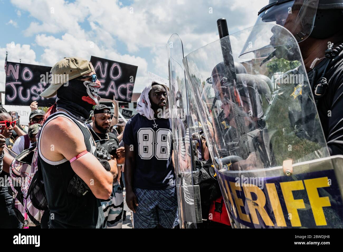 Columbia, Caroline du Sud - États-Unis - 30 mai 2020 : les manifestants de Caroline du Sud affrontent les forces de l'ordre au département de police de Columbia à la suite d'un rassemblement à la South Carolina State House pour protester contre la brutalité policière contre les minorités et le décès récent de George Floyd. George Floyd a été tué le 25 mai 2020 à Minneapolis, MN, alors qu'il était en garde à vue. Les spectateurs regardaient Floyd exprimer sa difficulté à respirer tandis que l'officier Derek Chauvin se mit à genoux sur son cou pendant neuf minutes. Banque D'Images