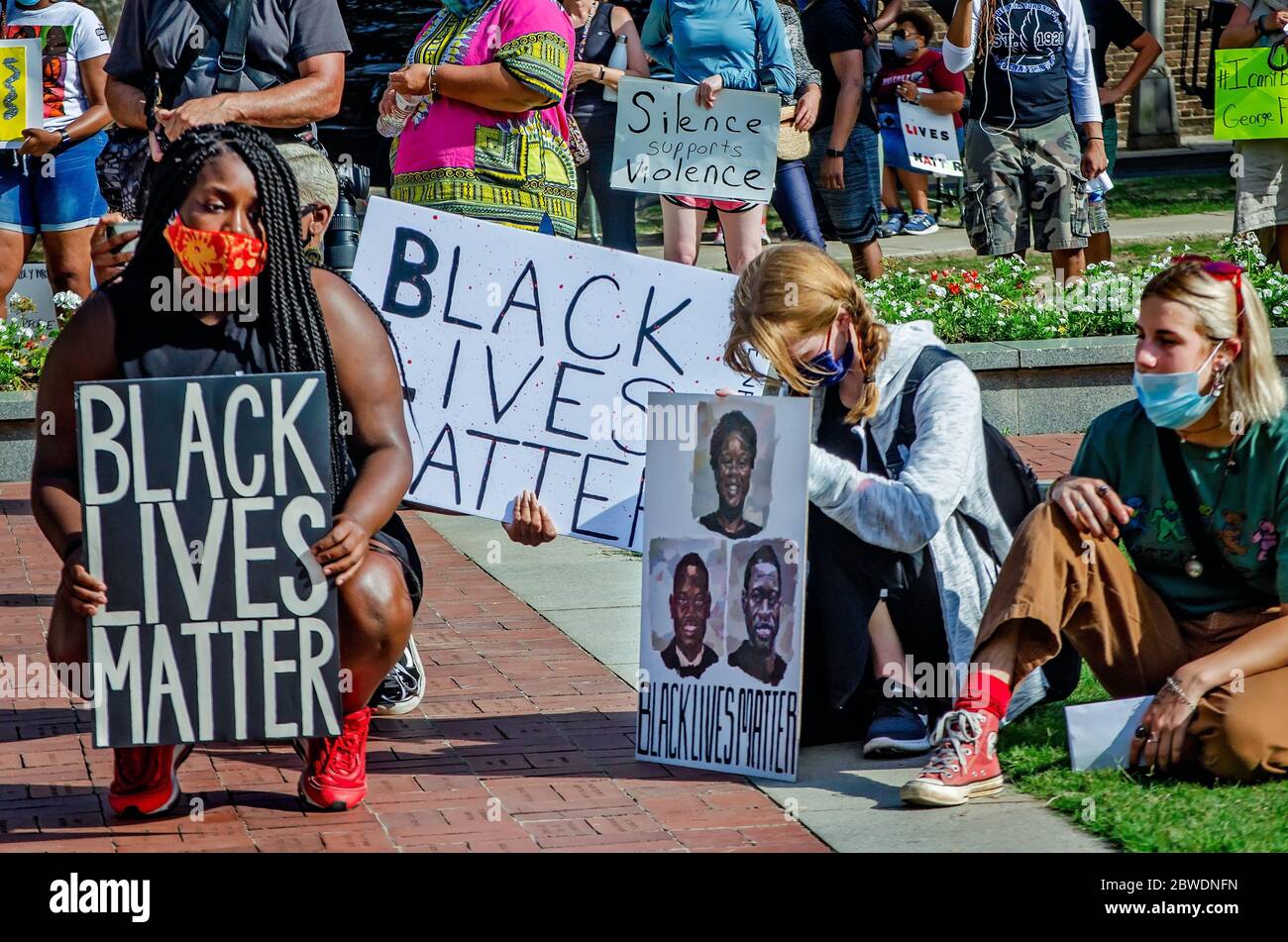 Les gens tiennent des panneaux « Black Lives Matter » lors d'une veillée pour George Floyd à Cathedral Square, le 31 mai 2020, à Mobile, Alabama. Banque D'Images