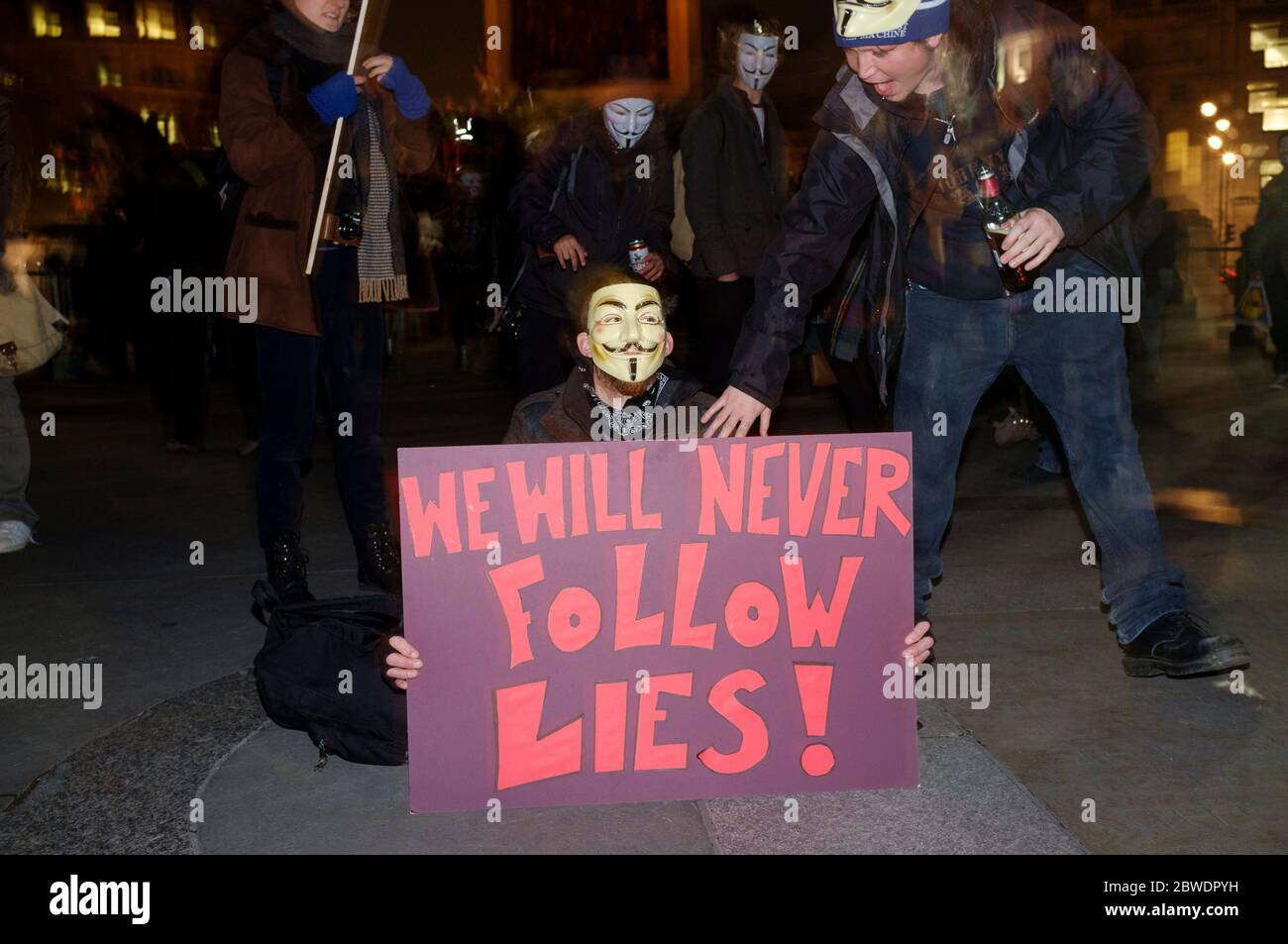 La « Marche du masque de lion » voit des manifestations porter un V pour des masques de type Vendetta Guy Fawkes et manifester contre l'austérité, la violation de l'ir civil Banque D'Images