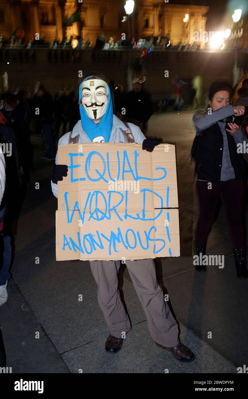 La « Marche du masque de lion » voit des manifestations porter un V pour des masques de type Vendetta Guy Fawkes et manifester contre l'austérité, la violation de l'ir civil Banque D'Images