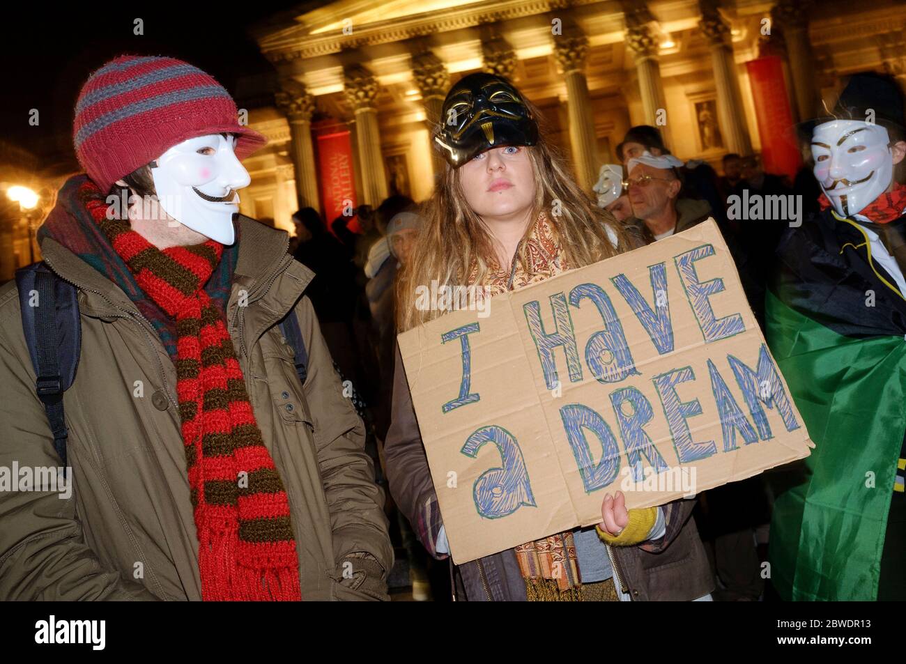 La « Marche du masque de lion » voit des manifestations porter un V pour des masques de type Vendetta Guy Fawkes et manifester contre l'austérité, la violation de l'ir civil Banque D'Images