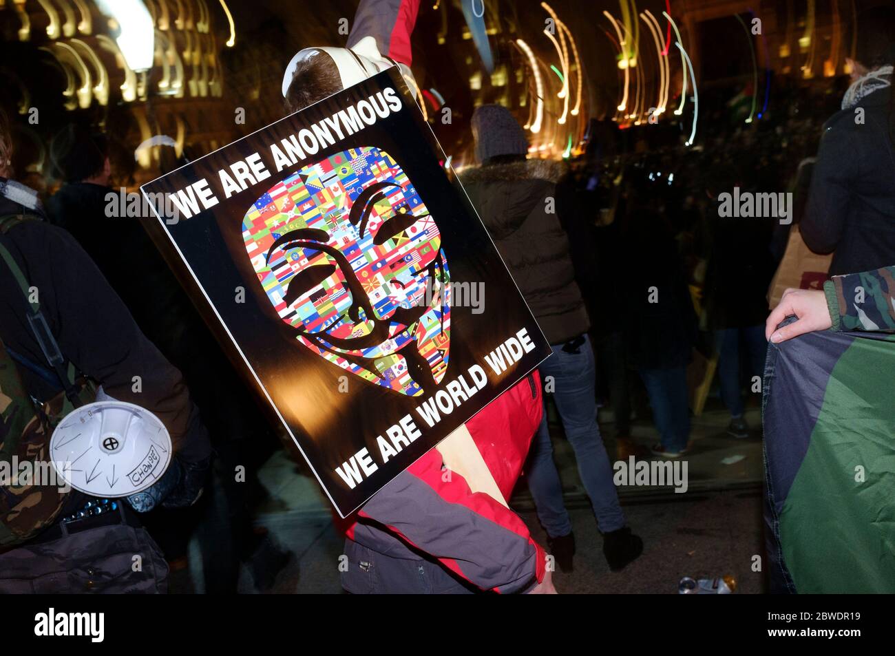 La « Marche du masque de lion » voit des manifestations porter un V pour des masques de type Vendetta Guy Fawkes et manifester contre l'austérité, la violation de l'ir civil Banque D'Images