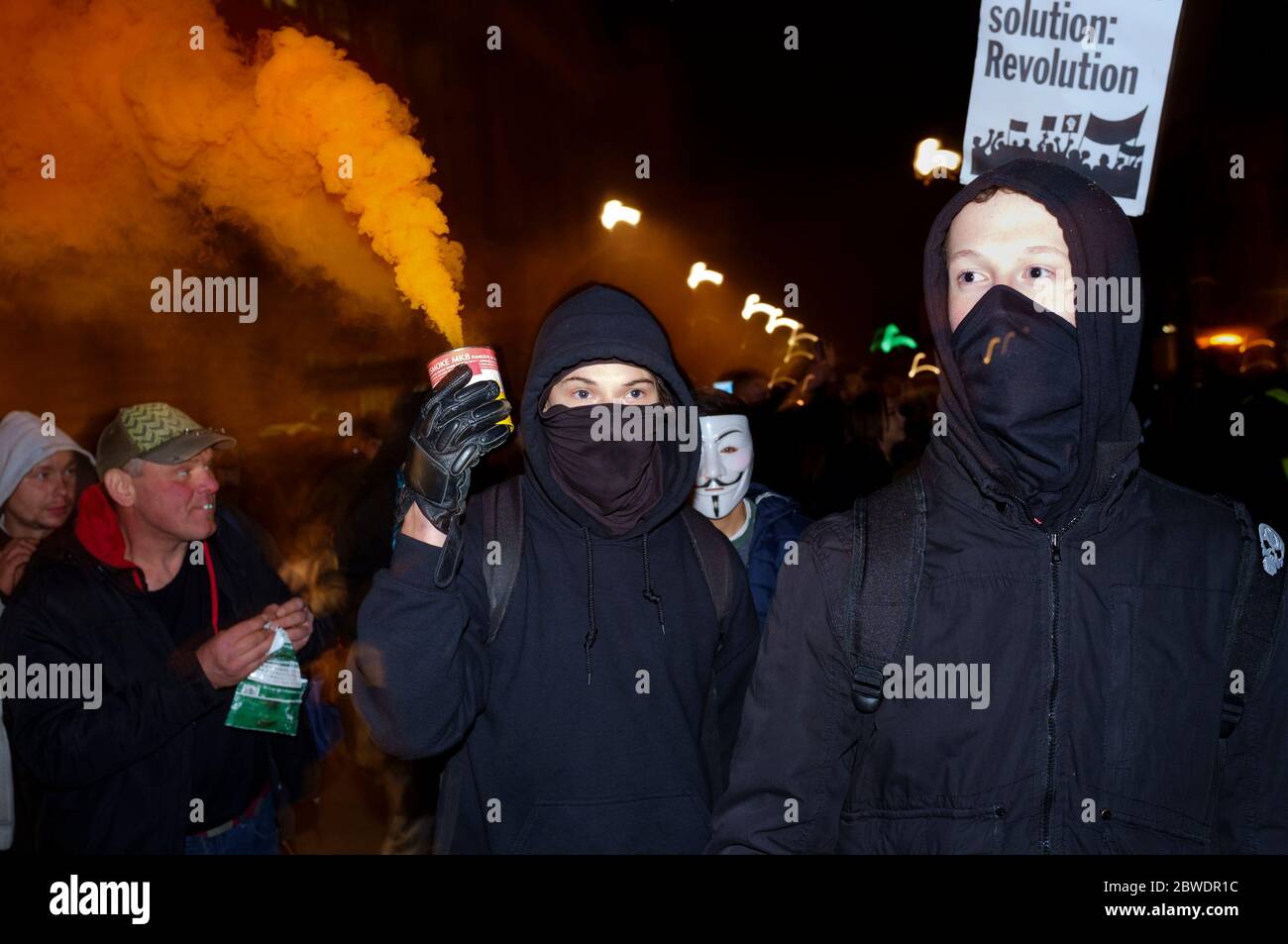 La « Marche du masque de lion » voit des manifestations porter un V pour des masques de type Vendetta Guy Fawkes et manifester contre l'austérité, la violation de l'ir civil Banque D'Images