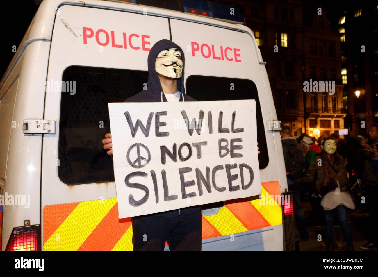 La « Marche du masque de lion » voit des manifestations porter un V pour des masques de type Vendetta Guy Fawkes et manifester contre l'austérité, la violation de l'ir civil Banque D'Images