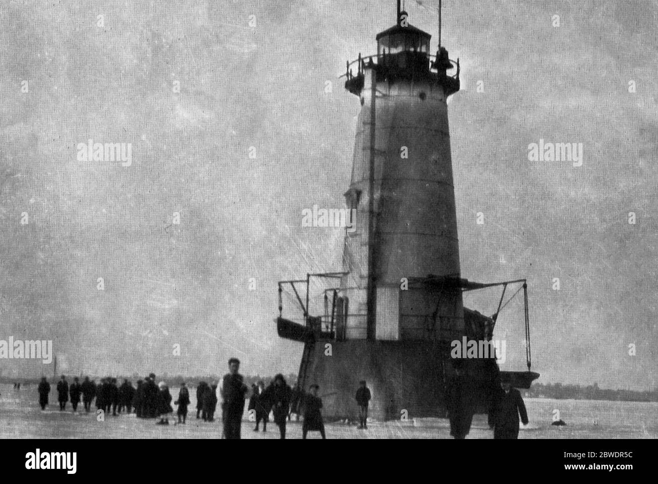 Le phare de Great Beds à South Amboy, NJ le phare est sur la baie de Raritan à environ 1,5 km de la rive. En janvier 1918, la baie de Raritan s'est givrer et les gens ont marché jusqu'au phare Banque D'Images