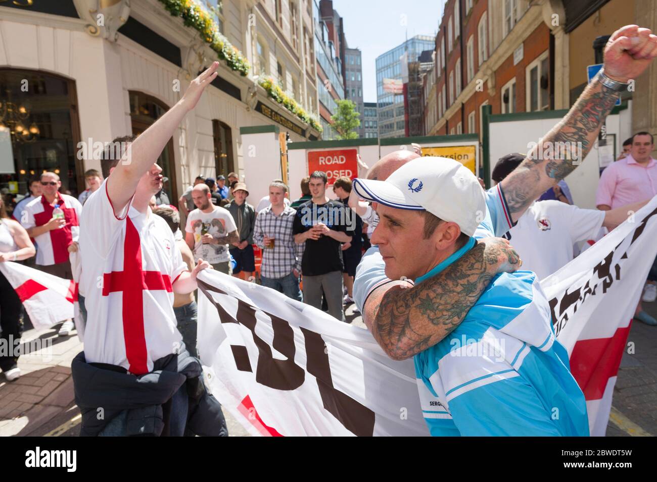 Membres de la Ligue de défense anglaise (EDL) lors d'une marche organisée par un groupe qui s'appelle "citoyens britanniques contre les extrémistes musulmans". La manifestation est sur le point de t. Banque D'Images