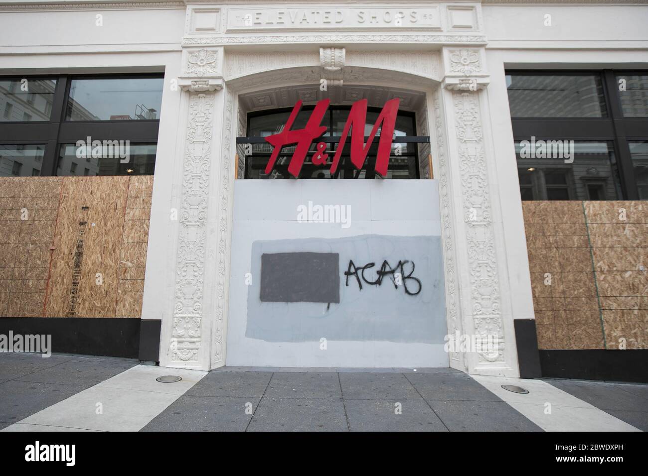 San Francisco, États-Unis. 31 mai 2020. San Francisco, CA - 31 mai 2020 : H&M dans le centre-ville de San Francisco après la manifestation de George Floyd le 31 mai 2020 à San Francisco, Californie. Crédit: Raymond Ahner/l'accès photo crédit: L'accès photo/Alamy Live News Banque D'Images