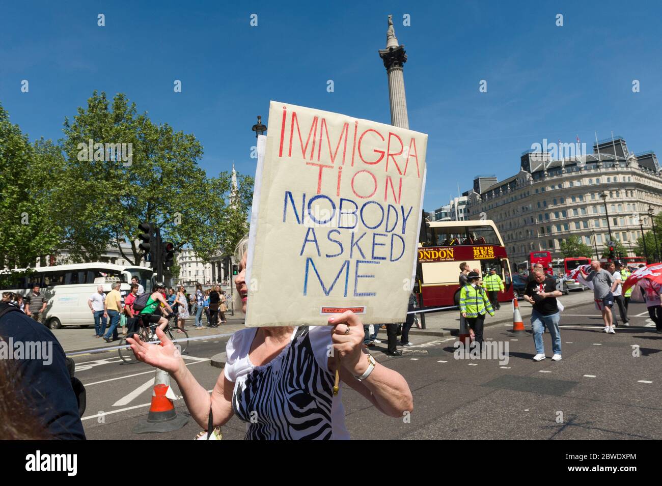 Un manifestant contre l'immigration lors d'une marche organisée par un groupe qui se qualifiant de « citoyens britanniques contre les extrémistes musulmans ». La manifestation est à peu près la même Banque D'Images