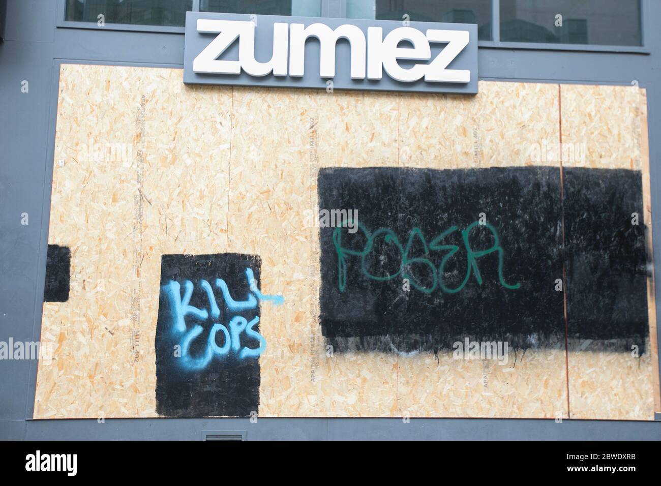 San Francisco, États-Unis. 31 mai 2020. San Francisco, CA - 31 mai 2020 : Zumiez dans le centre-ville de San Francisco après la manifestation de George Floyd le 31 mai 2020 à San Francisco, Californie. Crédit: Raymond Ahner/l'accès photo crédit: L'accès photo/Alamy Live News Banque D'Images