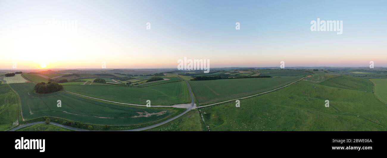 Vue panoramique aérienne du lever du soleil sur le Ridgway près de Swindon, Wiltshire Banque D'Images