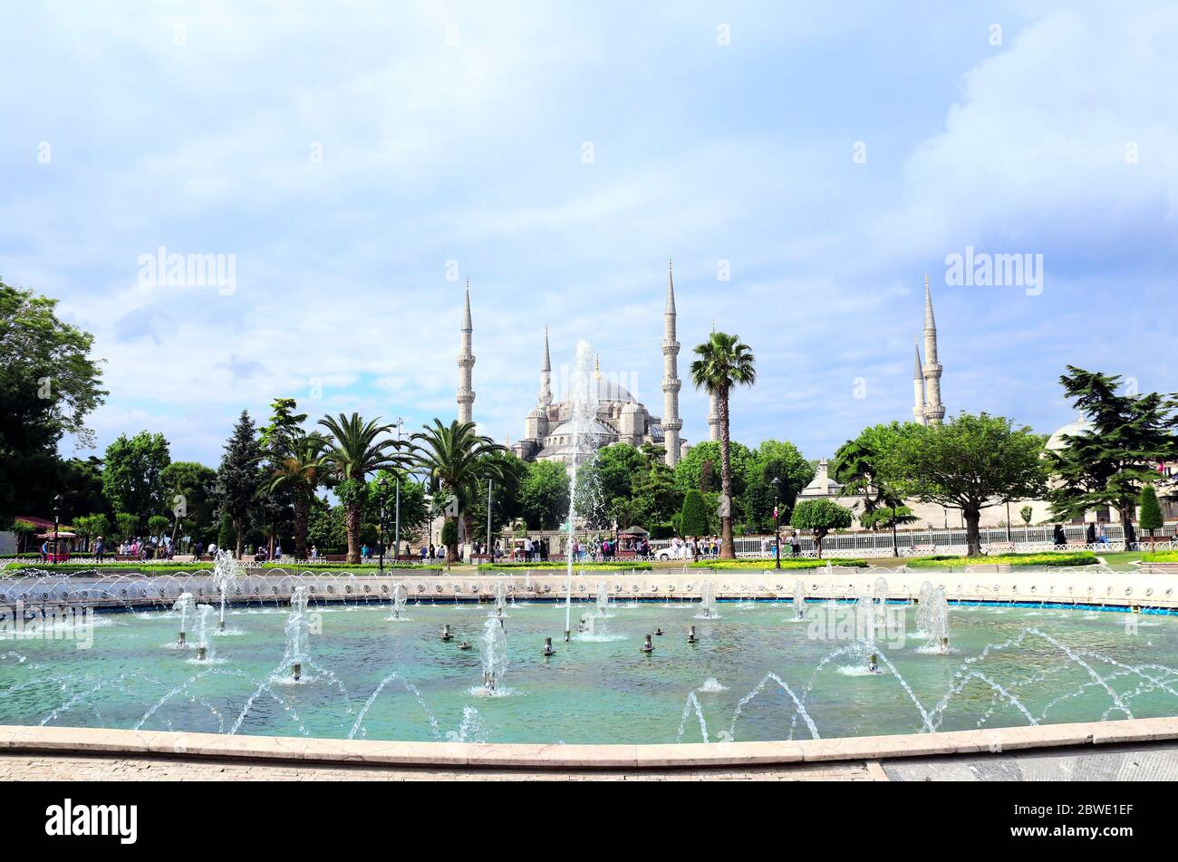 Fontaine et Mosquée bleue (mosquée du Sultan Ahmet), place Sultanahmet, Istanbul, Turquie Banque D'Images