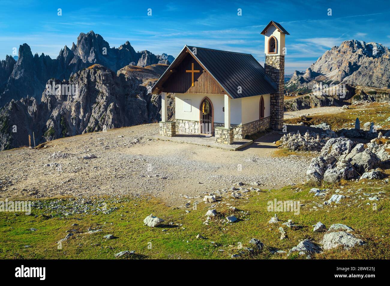 Capella degli Alpini petite chapelle de montagne sur le sentier de randonnée avec de belles tours de roche près des sommets de Tre Cime di Lavaredo, Dolomites, Italie, Europ Banque D'Images