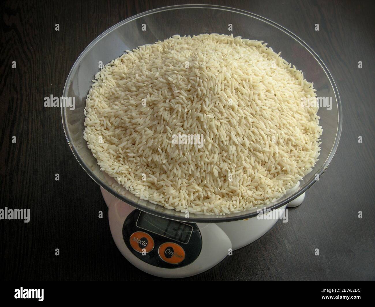 Riz blanc sur une échelle numérique. Crus crus hashemi riz local Banque D'Images