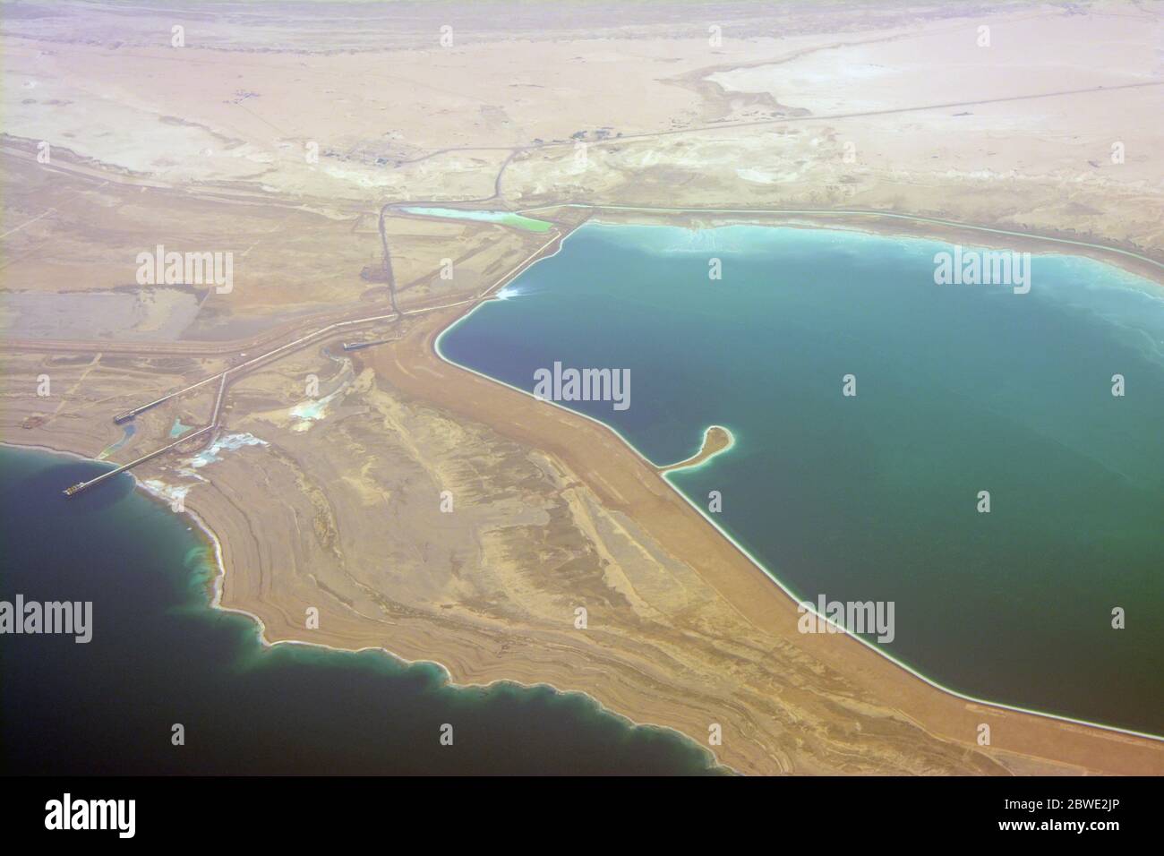 Piscines de sel et de minéraux de mer morts, vue aérienne Banque D'Images