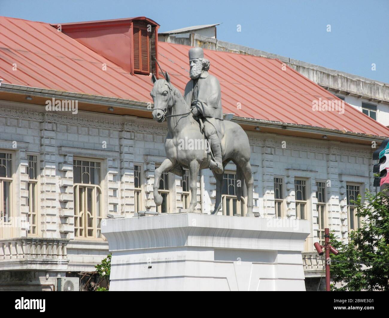 Rasht, Gilan, Iran - août 11 2019 : Statue de Mirza Kutschak Khan sur la place de la municipalité de Rasht avec bâtiment de la municipalité de rasht et fond bleu ciel Banque D'Images