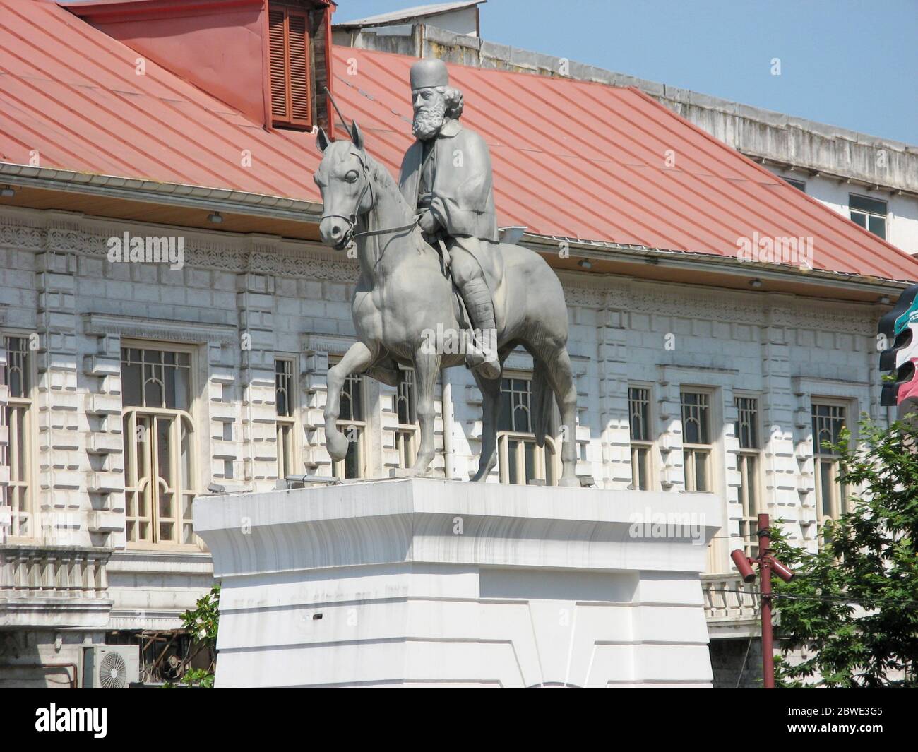 Rasht, Gilan, Iran - août 11 2019 : Statue de Mirza Kutschak Khan sur la place de la municipalité de Rasht avec bâtiment de la municipalité de rasht et fond bleu ciel Banque D'Images