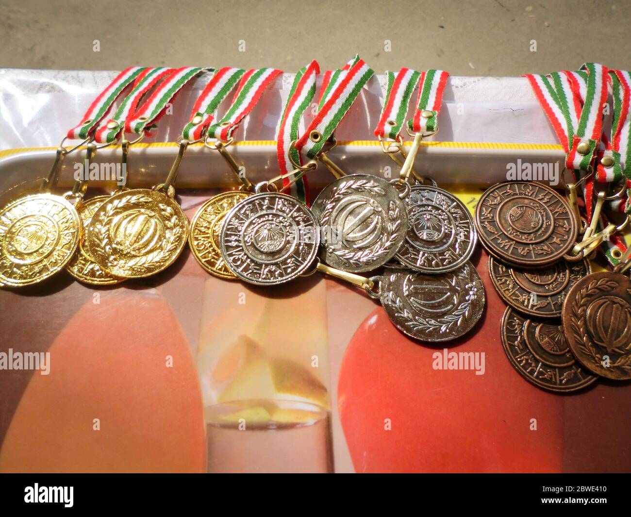 Médaille d'or, d'argent, de bronze avec ruban rouge, blanc et vert. Prix du gagnant. La traduction du texte sur les médailles est « république islamique d'iran. Banque D'Images